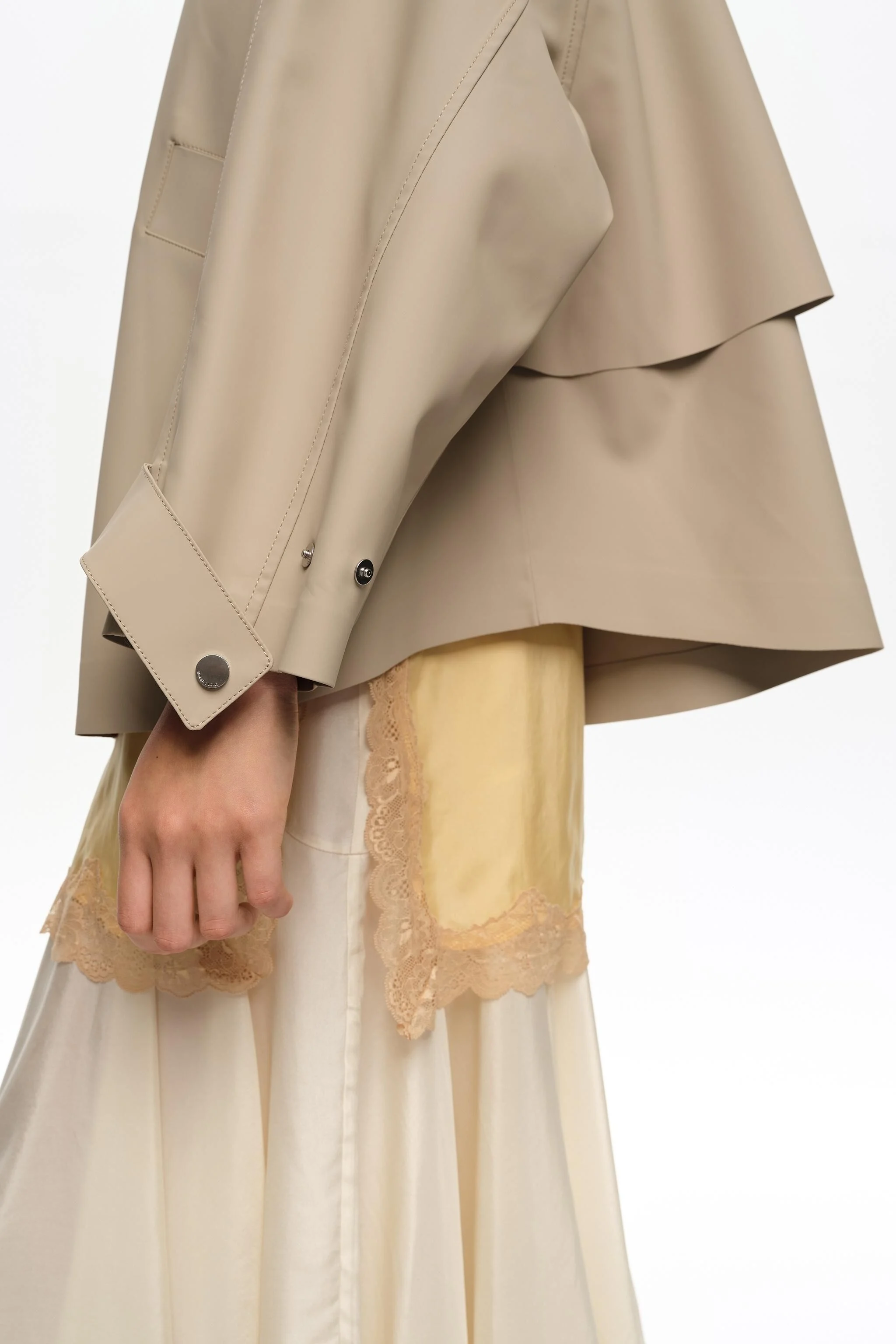 Trench coat curto de gola alta emborrachado cor camelo
