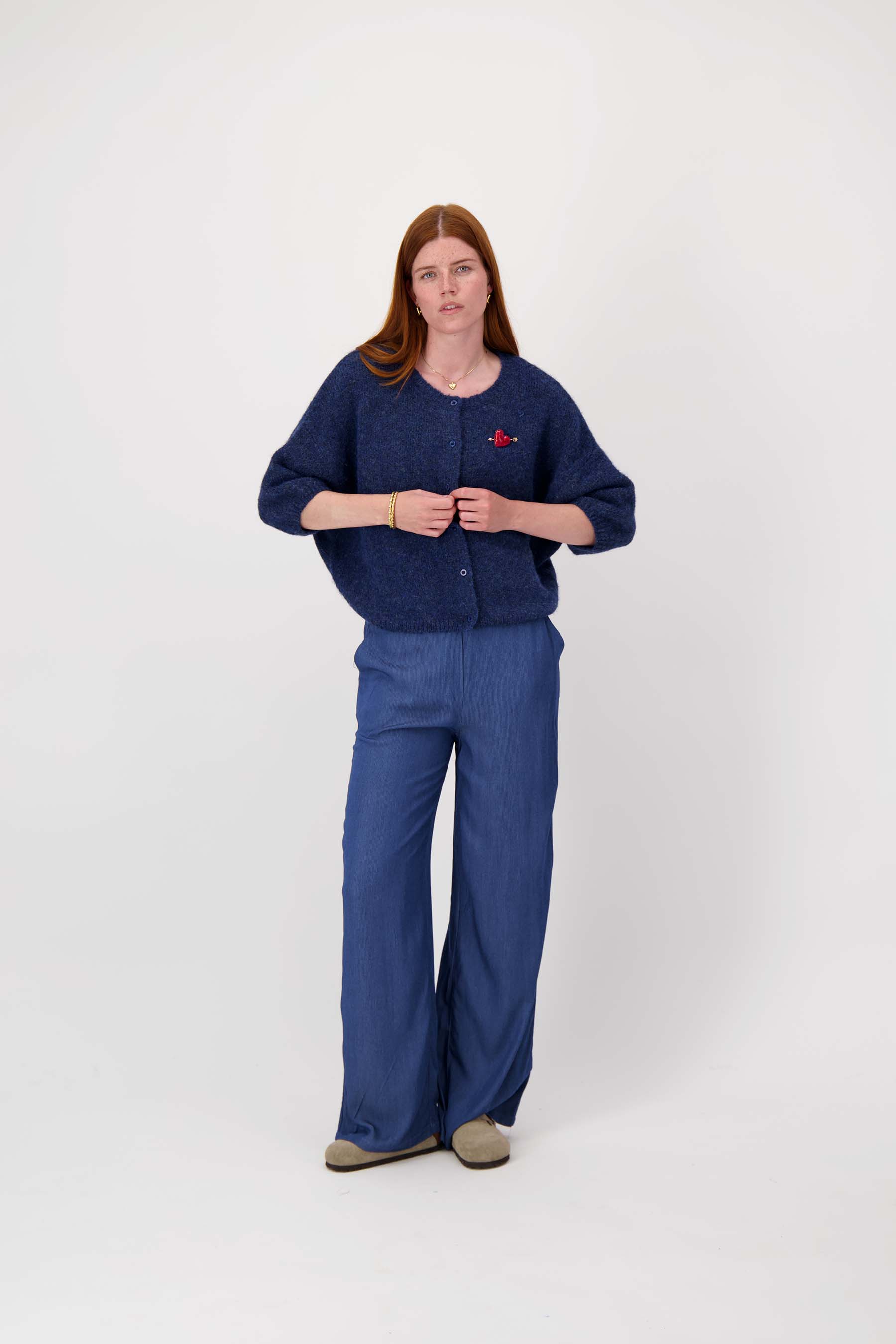 zacht basis vest met vleermuis mouwen en broche