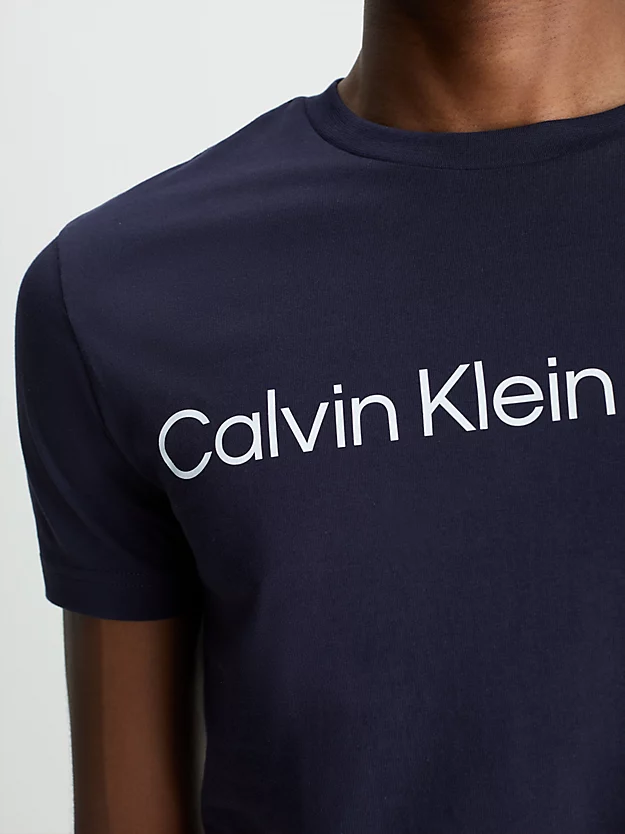 Camiseta de algodão orgânico de corte justo com logotipo.