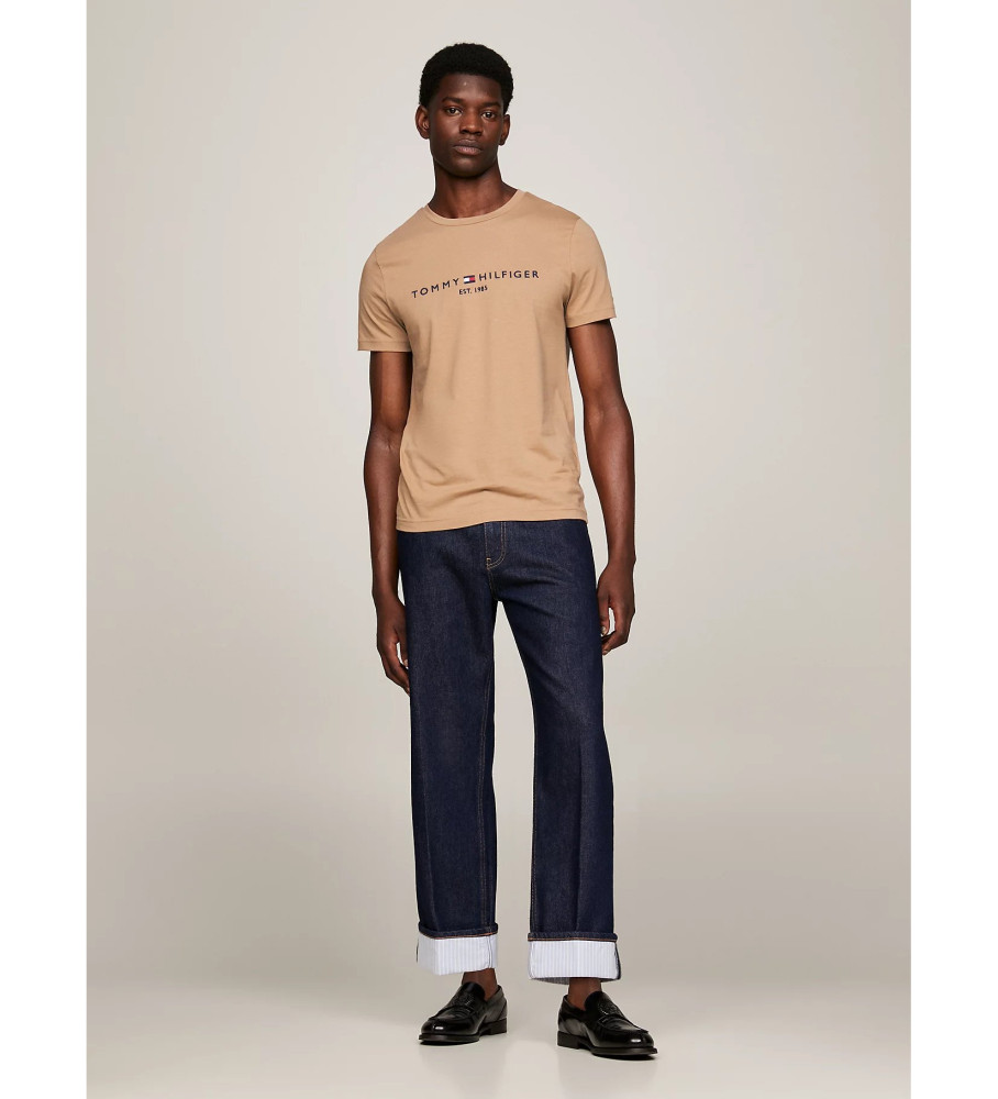 Camiseta Tommy Hilfiger Slim Fit com Logo Marrom
