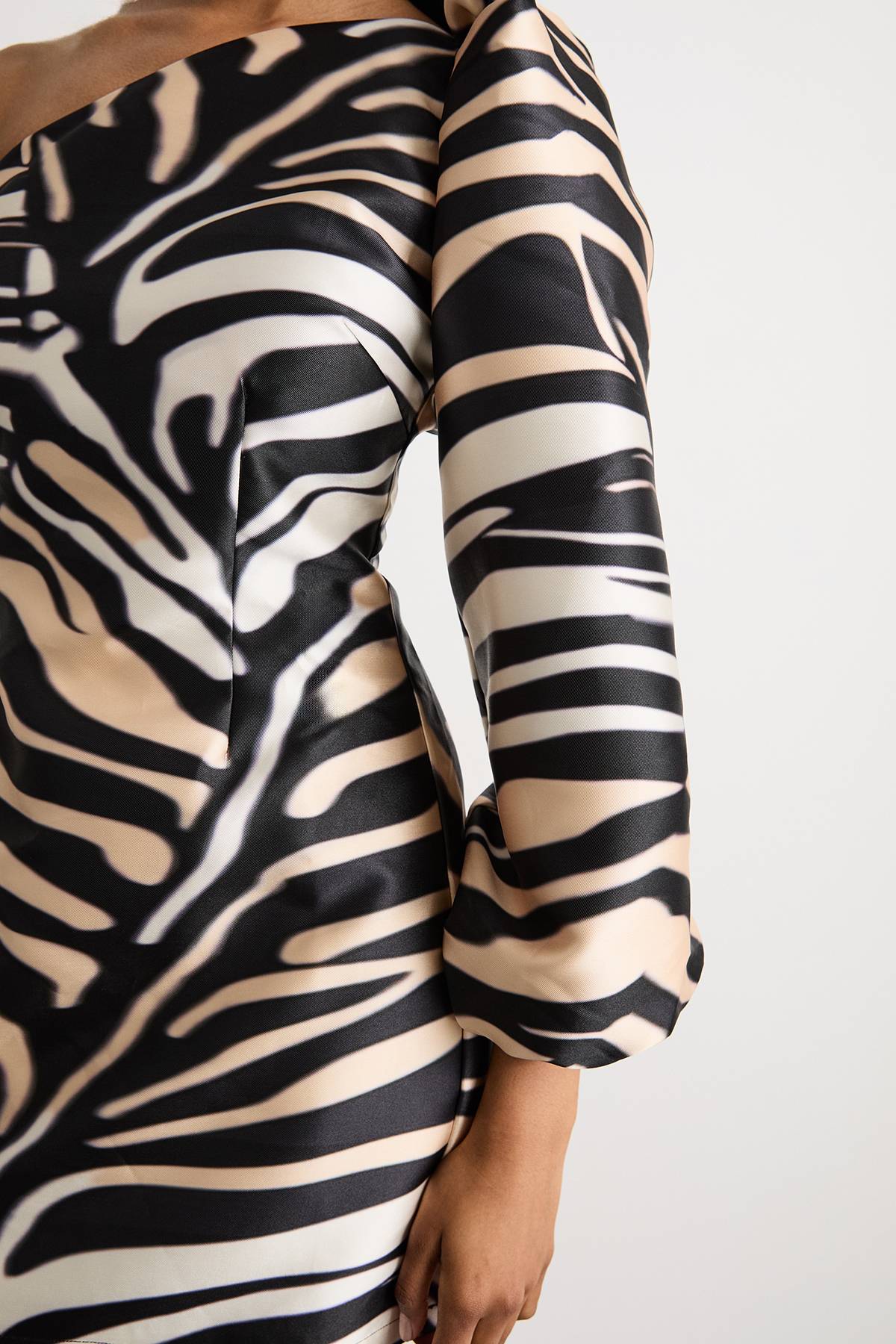 Warehouse Robe Mini à Une Épaule avec Manche Bouffante