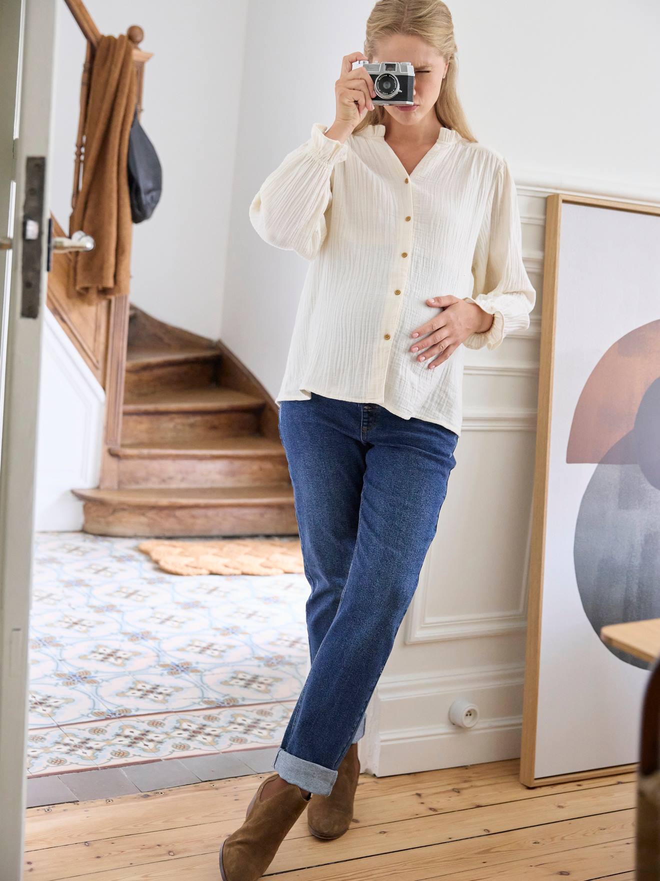 Calça jeans de gestante de corte reto com faixa de pedraria sem costura.