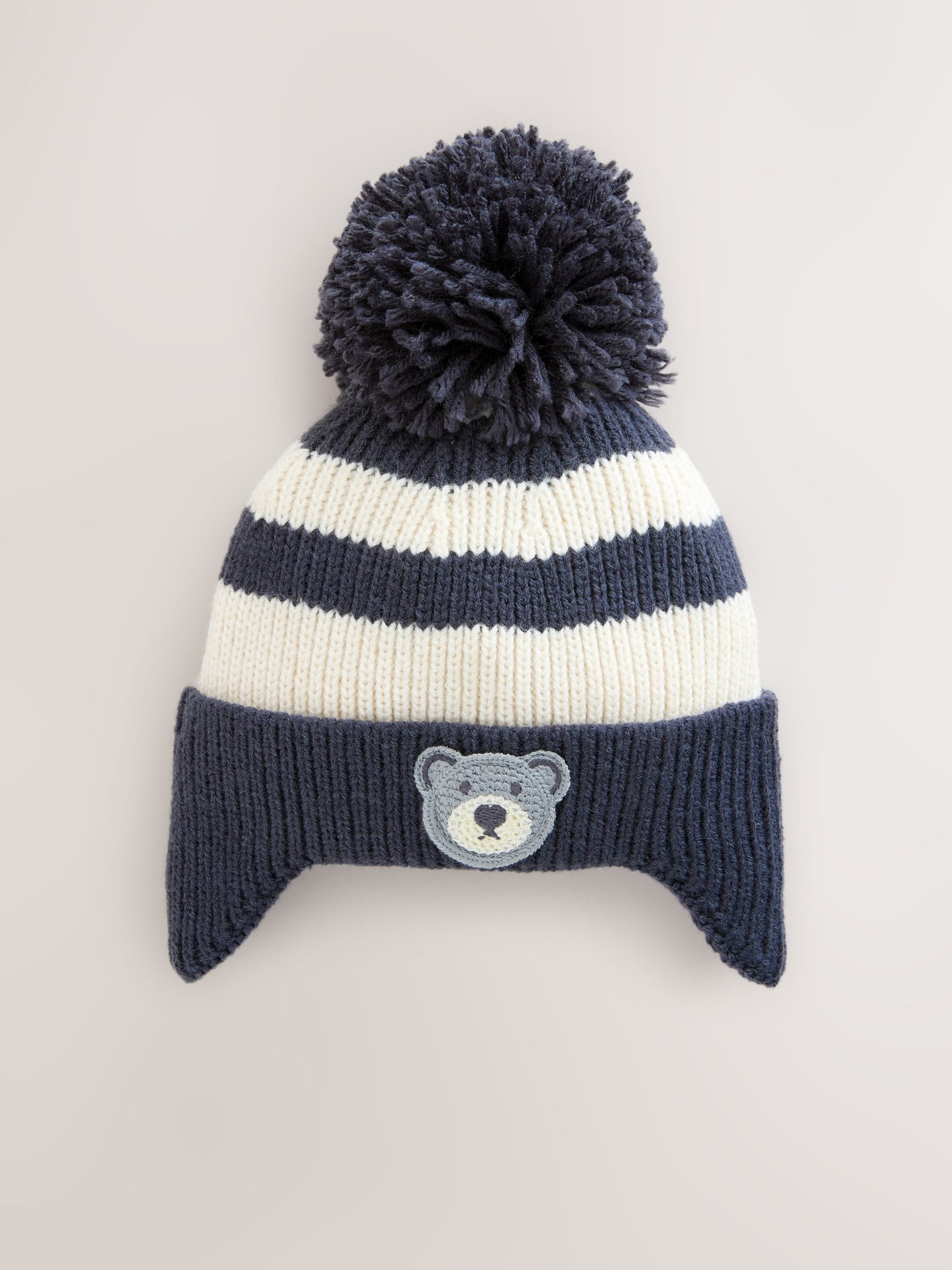Marineblauw/witte beer - Beanie-muts met oorbedekking en pompon (3mnd -10jr)