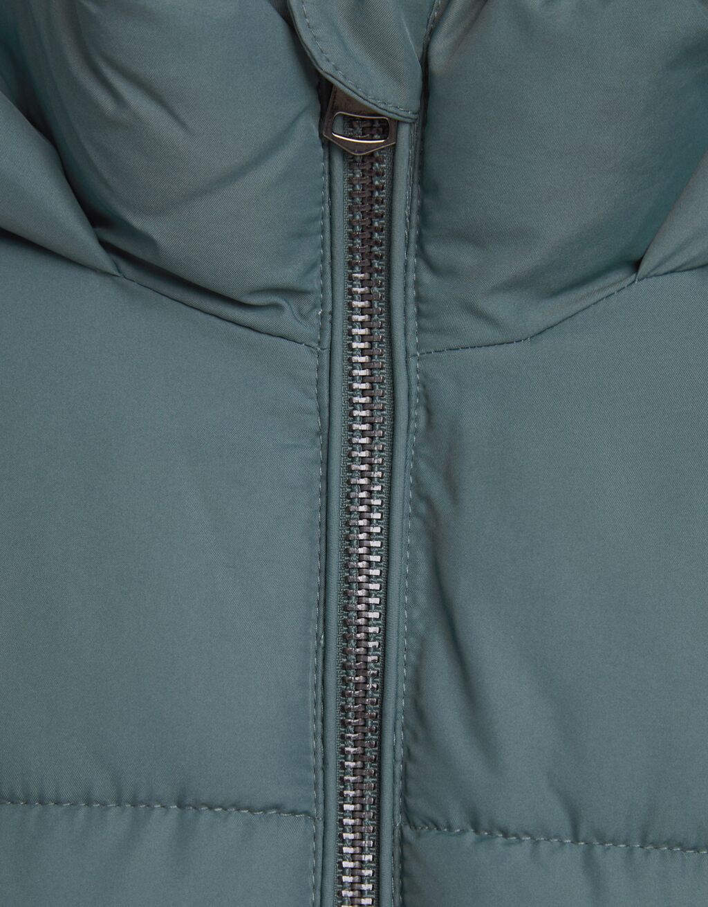 Jaqueta puffer oversized com capuz
