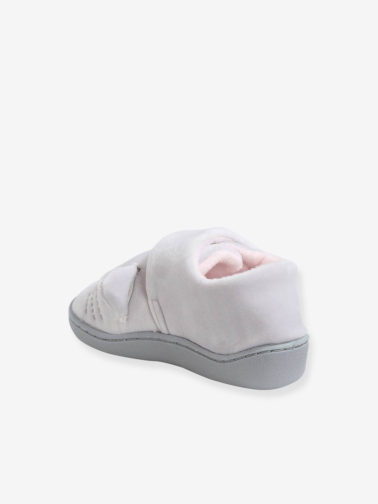 Pantufas de pelúcia para bebê menina, lisas em cinza claro com estampas.