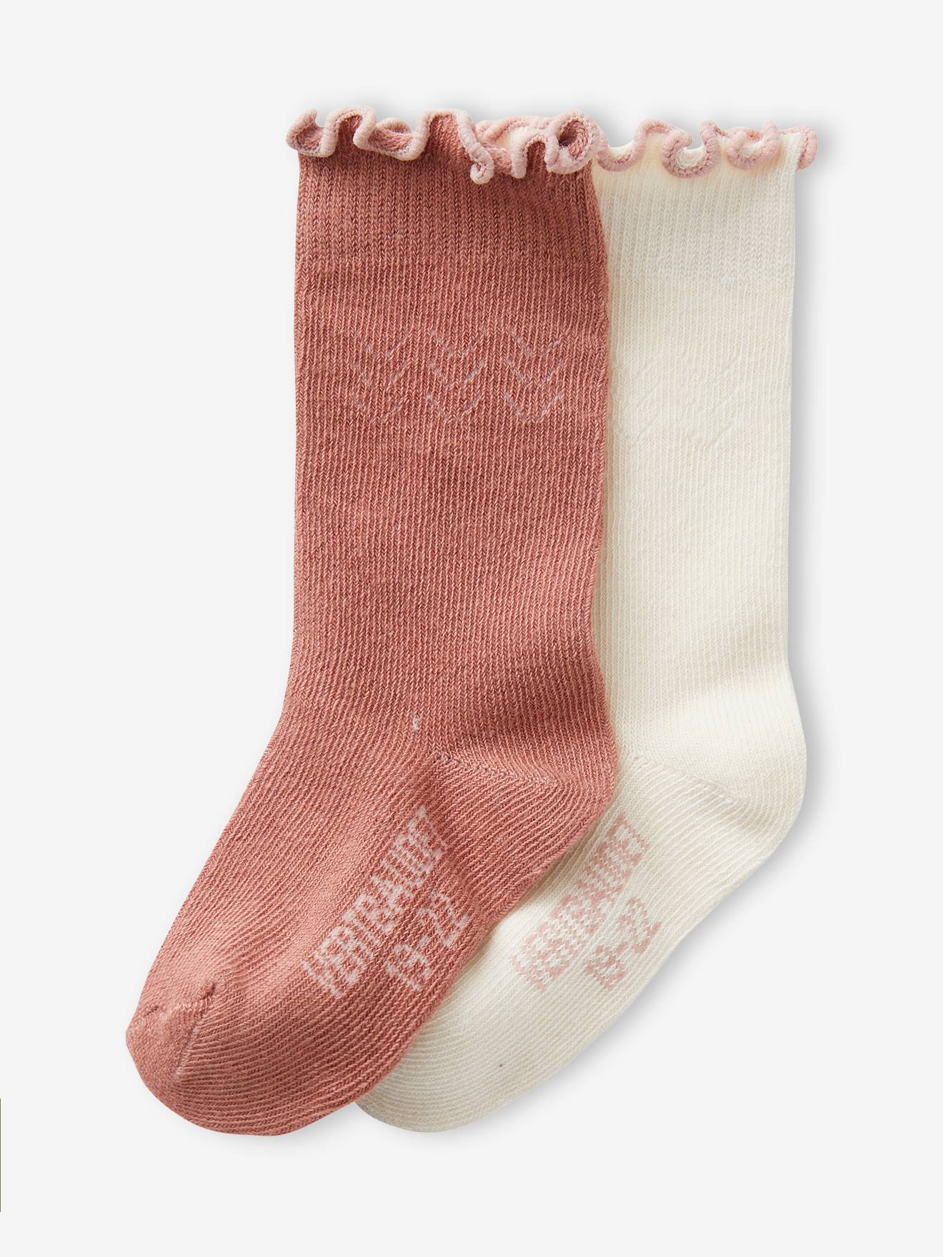 Pacote com 2 pares de meias até o joelho em tricô vazado para bebê menina na cor rosa antigo.