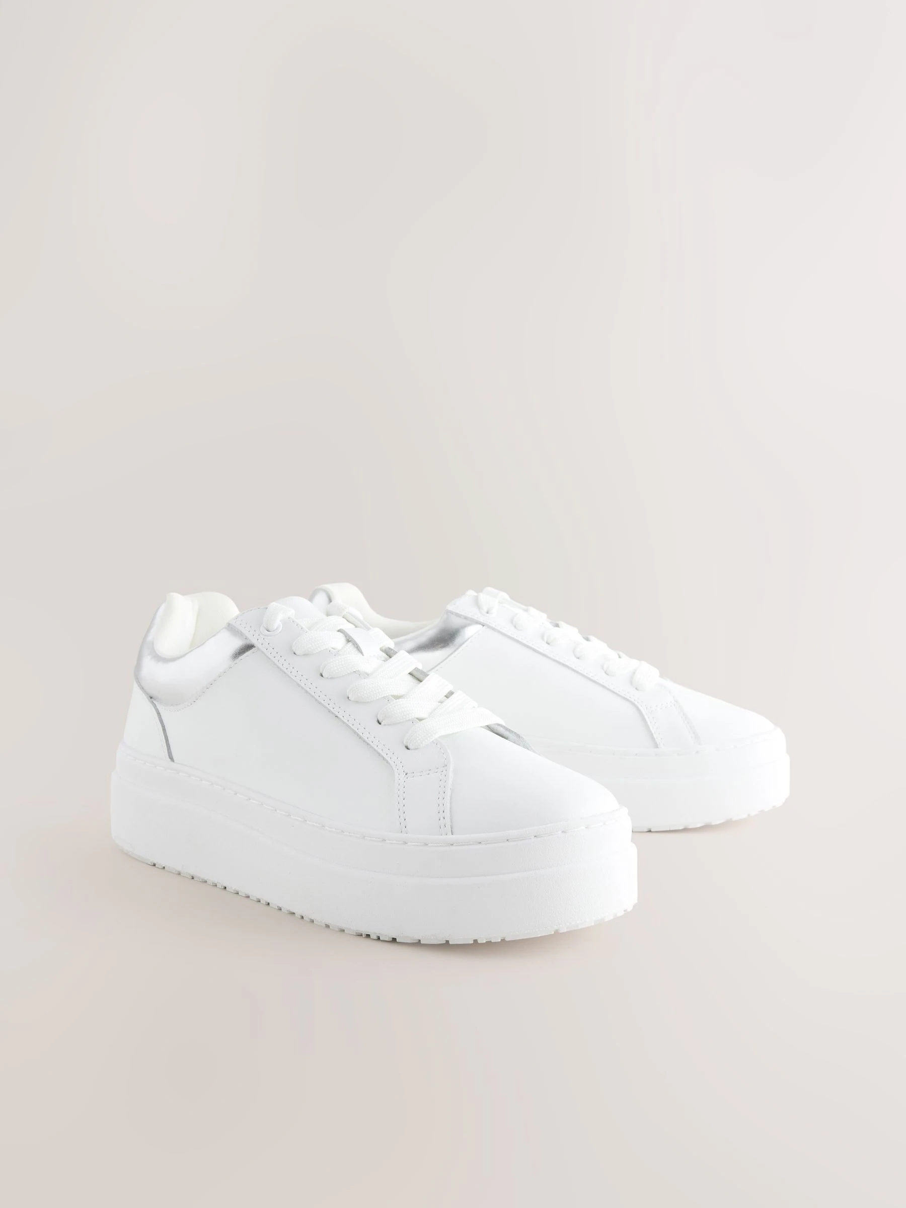 Wit - Leren sneakers met ronde neus en dikke vetersluiting