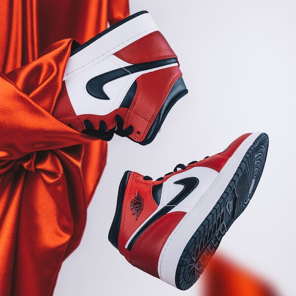Air Jordan 1 Mid Chicago Black Toe - 48h Delivery