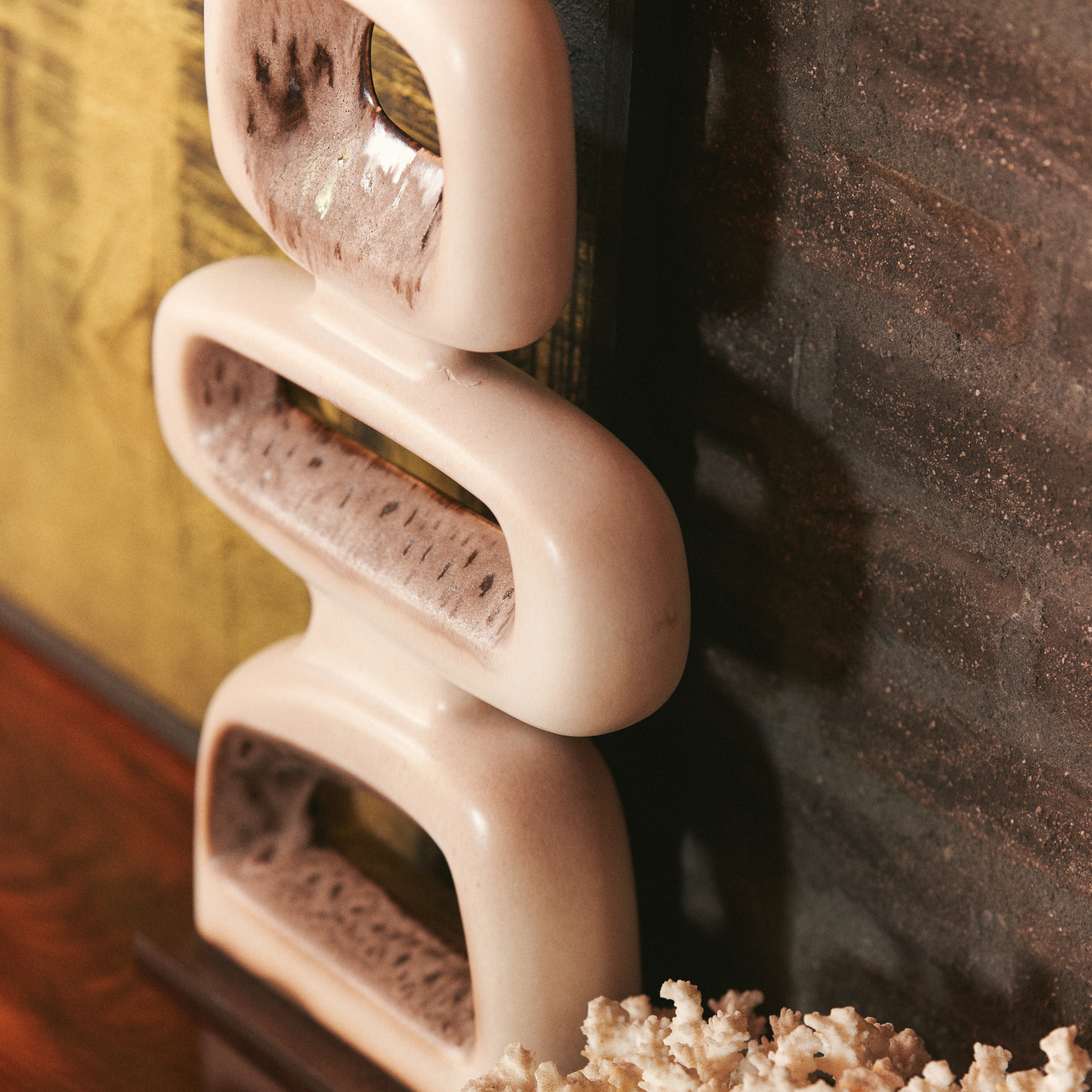 Keramiek sculpture reactive brown
