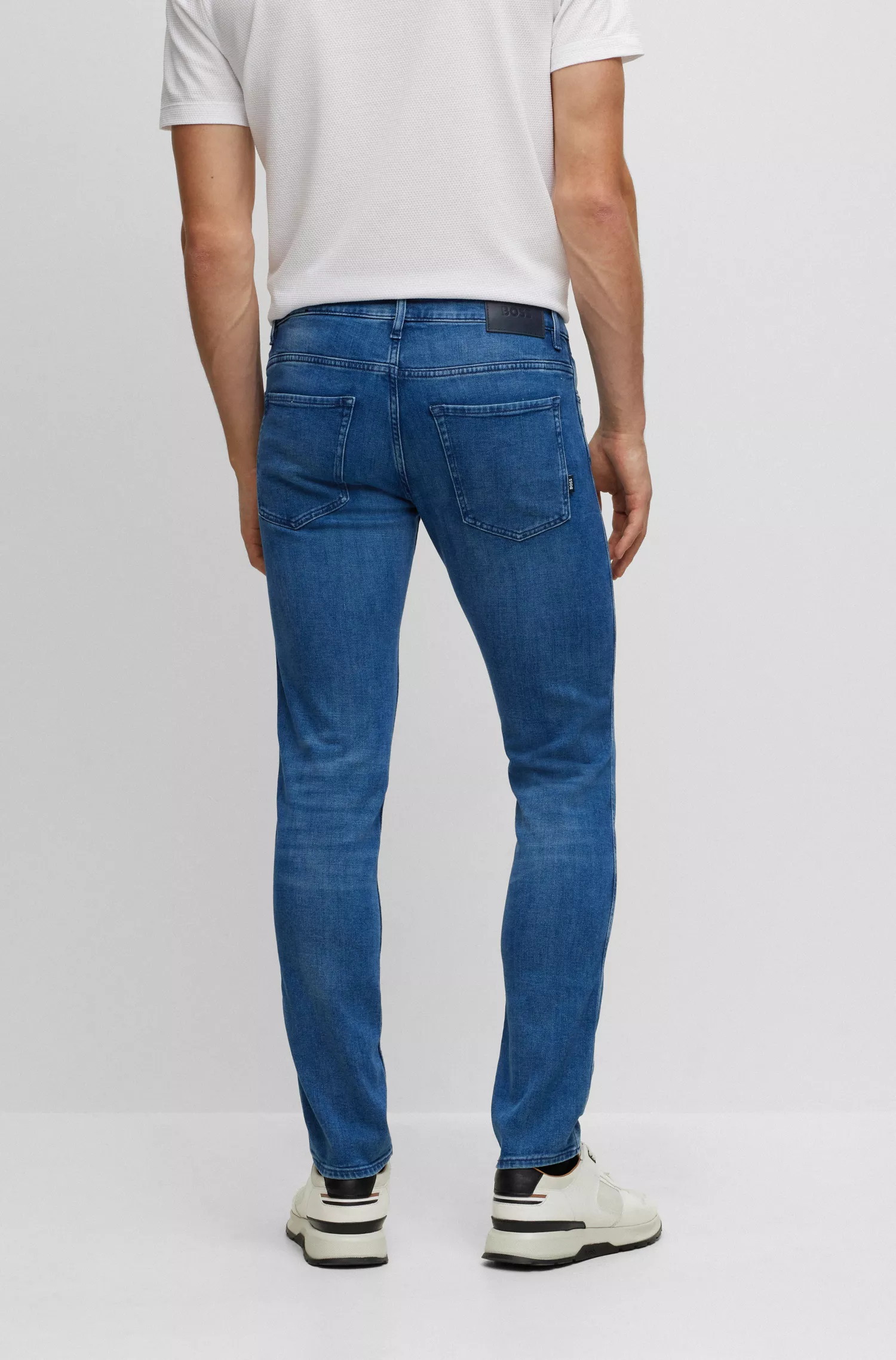 Calça jeans BOSS preta, corte slim, em denim italiano azul com toque de cashmere.