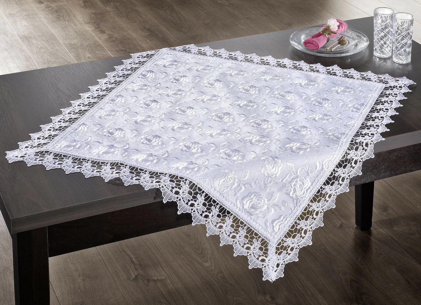 Tisch- und Raumdekoration mit Macramé-Spitzenbordüre