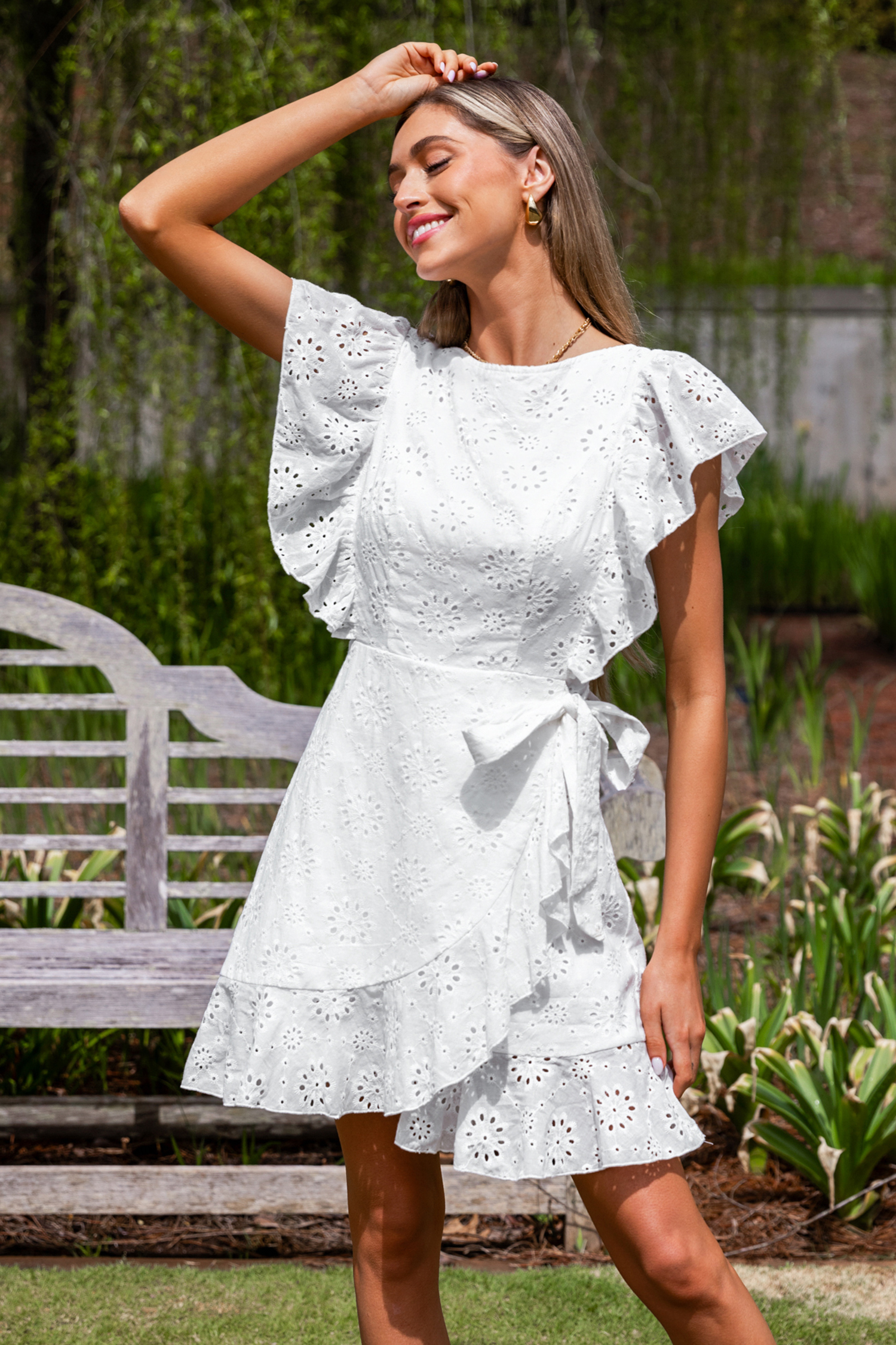 Robe mini en pur coton à emballage et volants en œillets blanche
