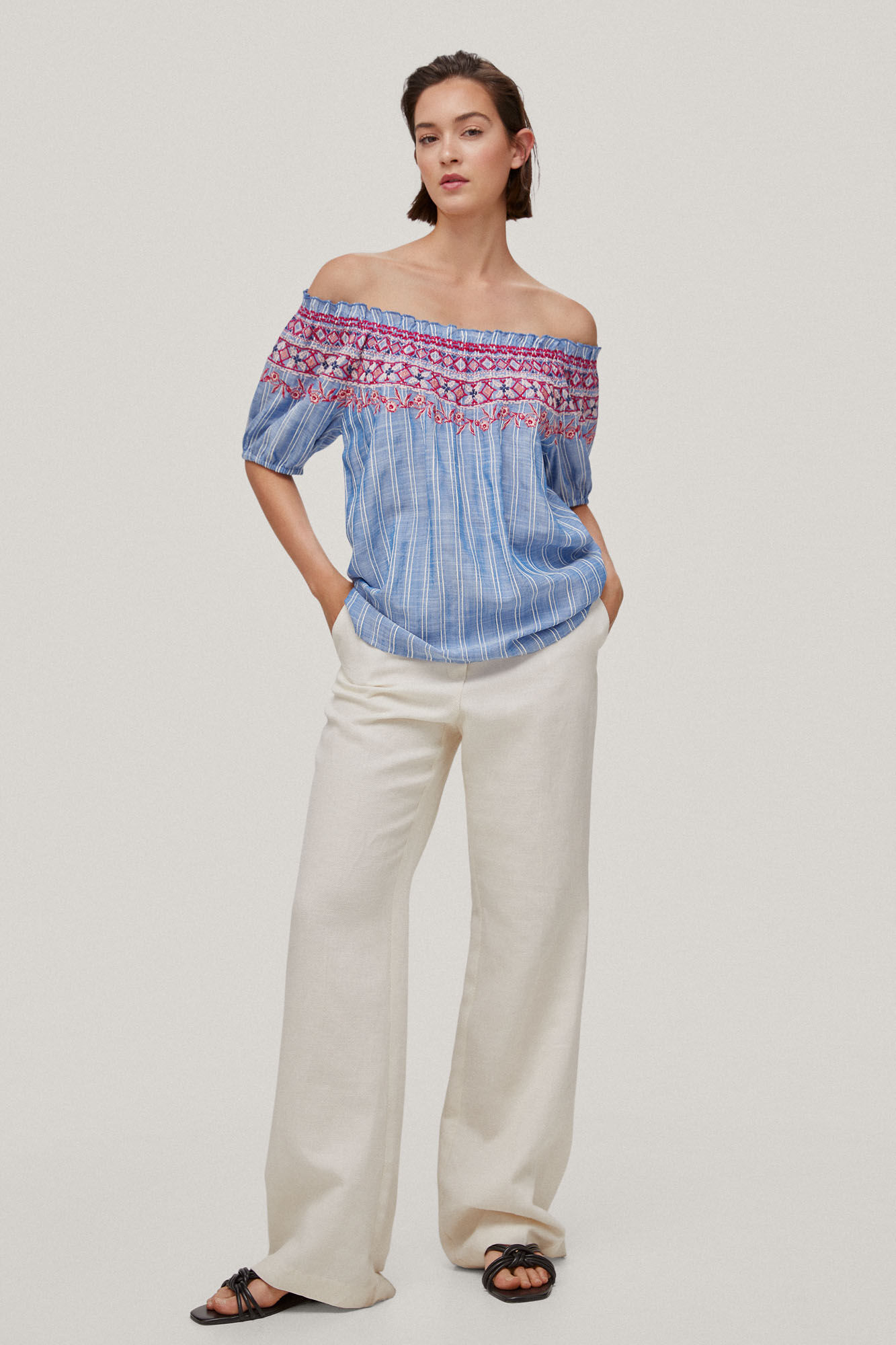 Blusa bordada com ombros à mostra - Azul