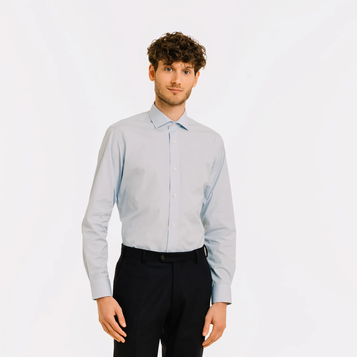 Fitted shirt in faux-plain double-twisted poplin with fine blue stripes
