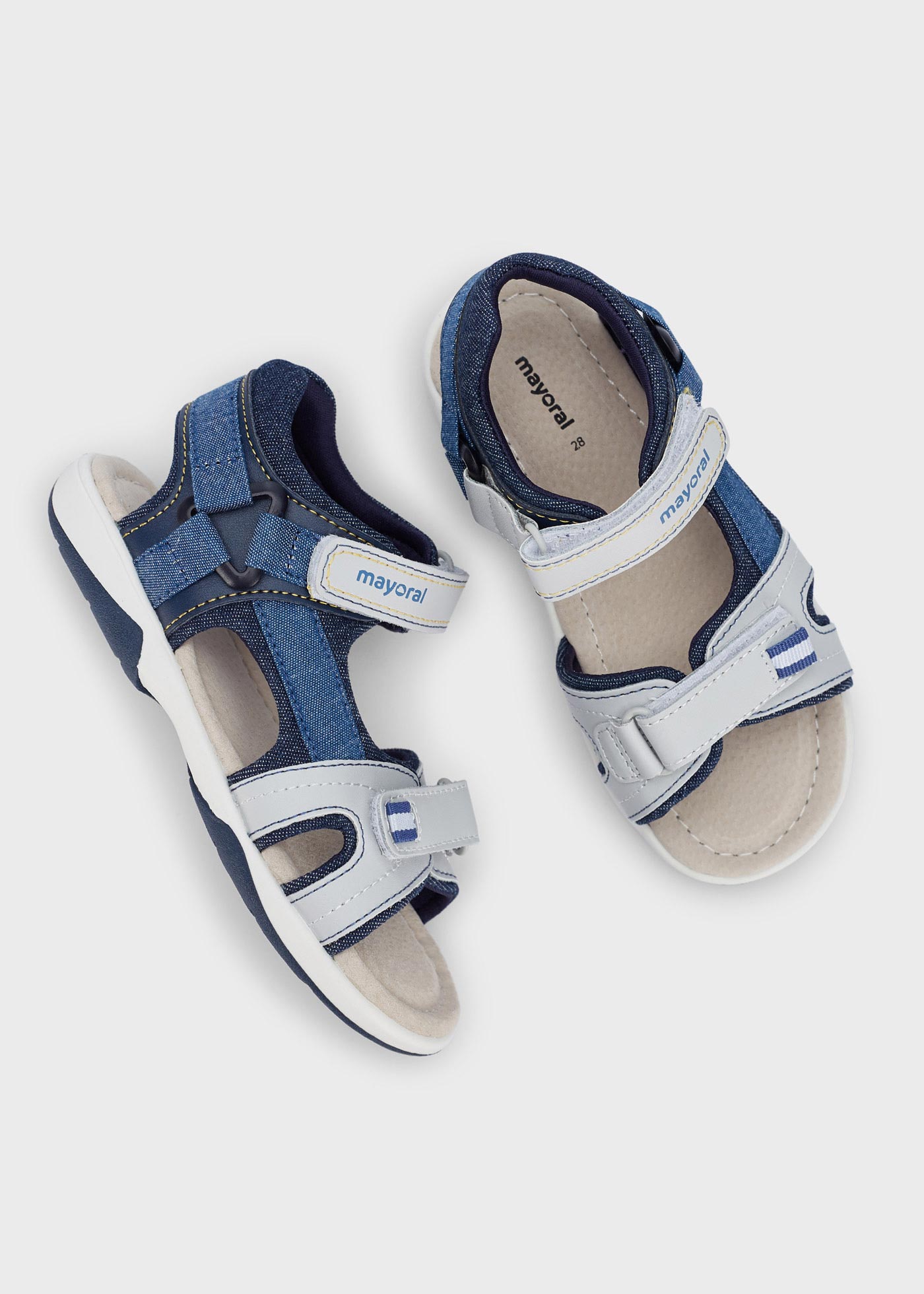 Sandália infantil com fecho duplo de velcro e detalhe lateral.