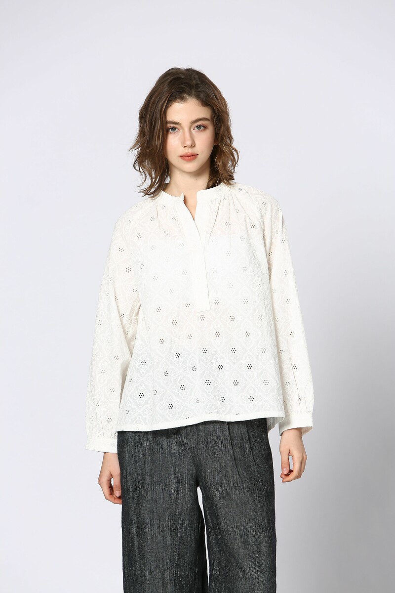 ATÉ BREVE<br>Blusas bordadas