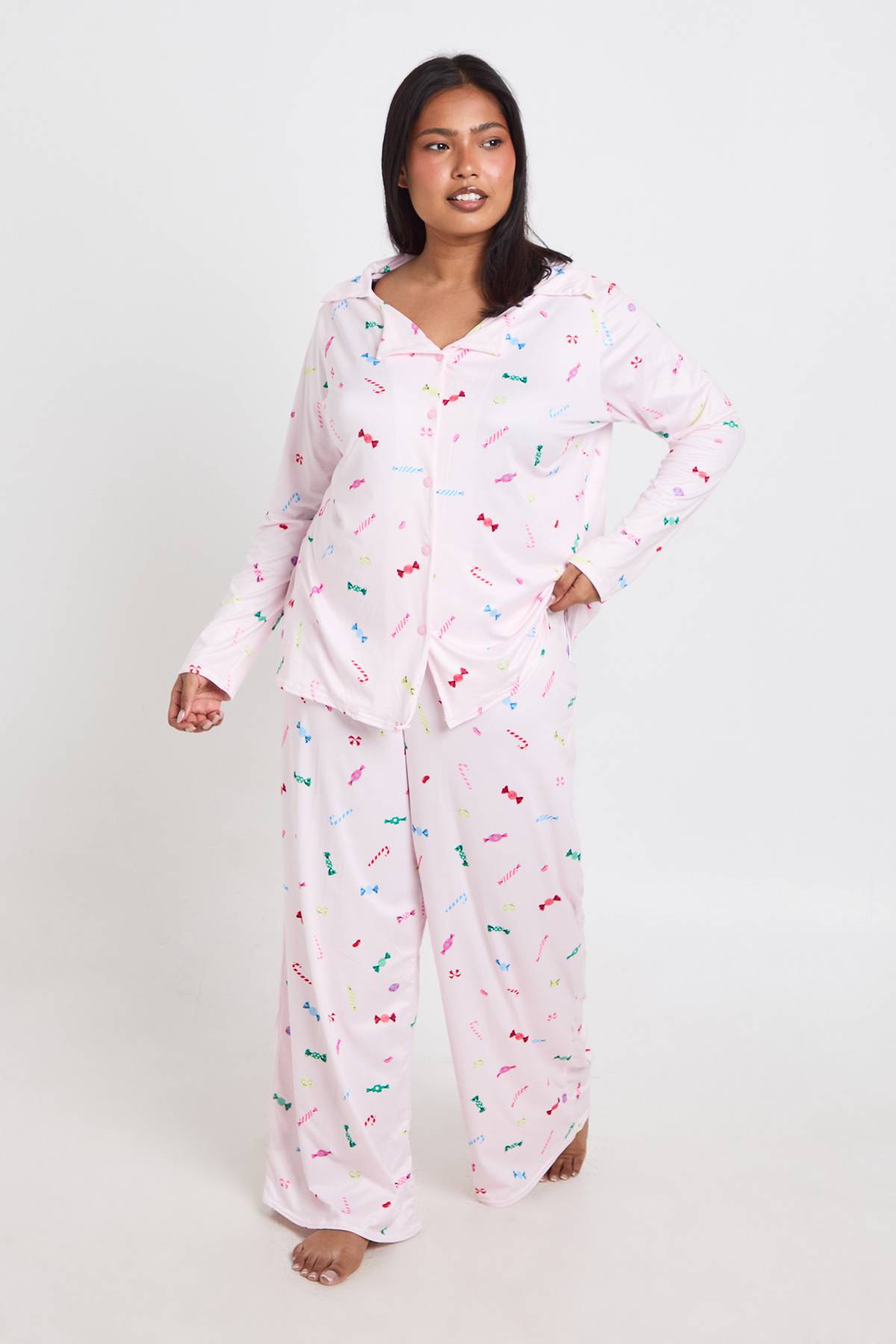 boohoo Ensemble De Pyjama Grande Taille Chemise À Manches Longues Et Pantalon Imprimé Bonbons