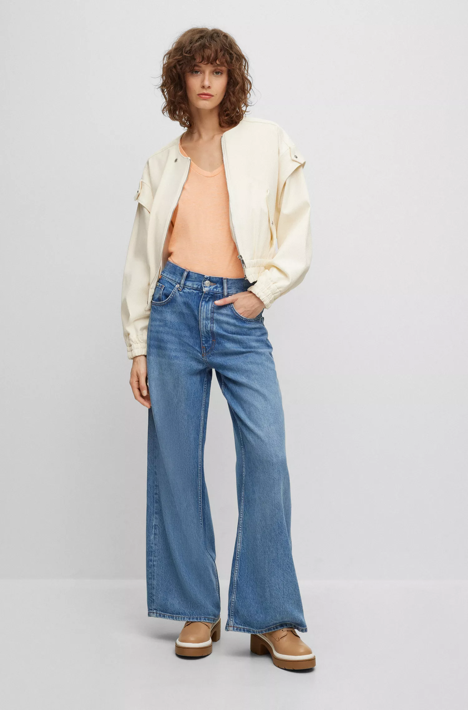 Calça jeans BOSS preta de cintura alta e pernas largas em denim azul.