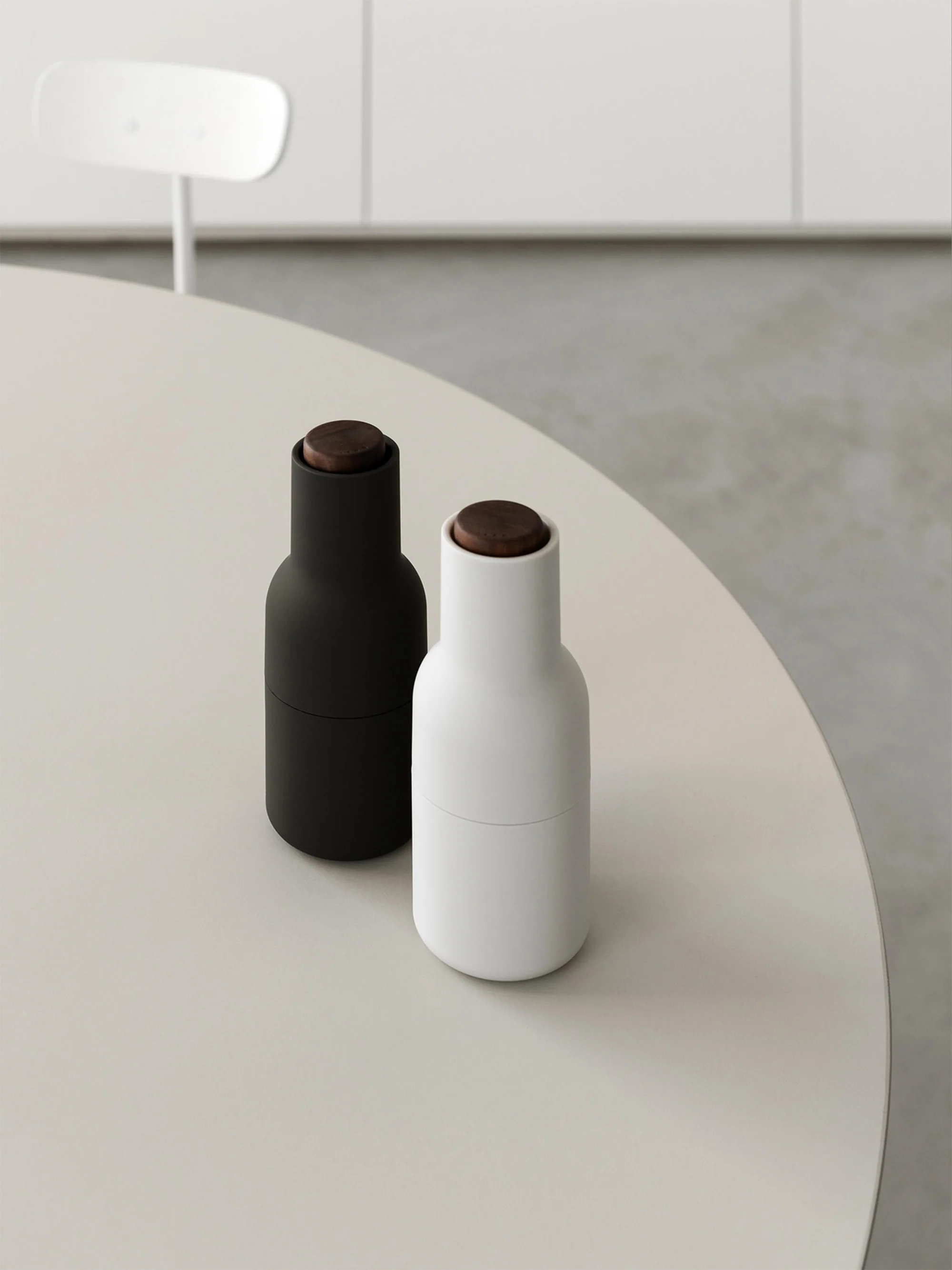 Zout- en peperstrooier Bottle Grinder met walnoothouten deksel, 2-delig