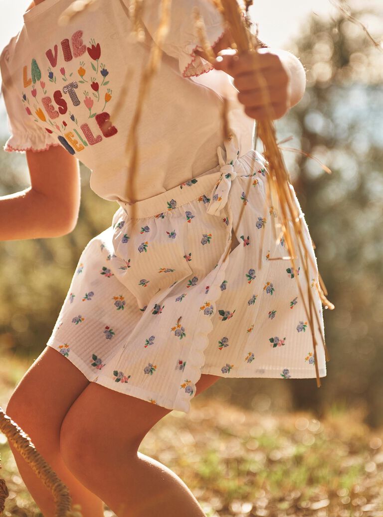 Jupe short blanche à imprimé fleuri