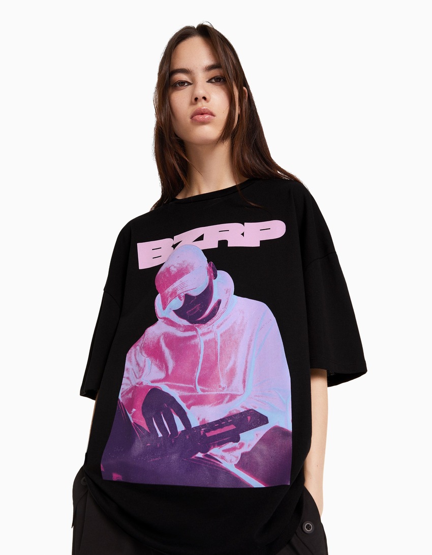 Camiseta de manga curta oversized com estampa BERSHKA ft. BIZARRAP
