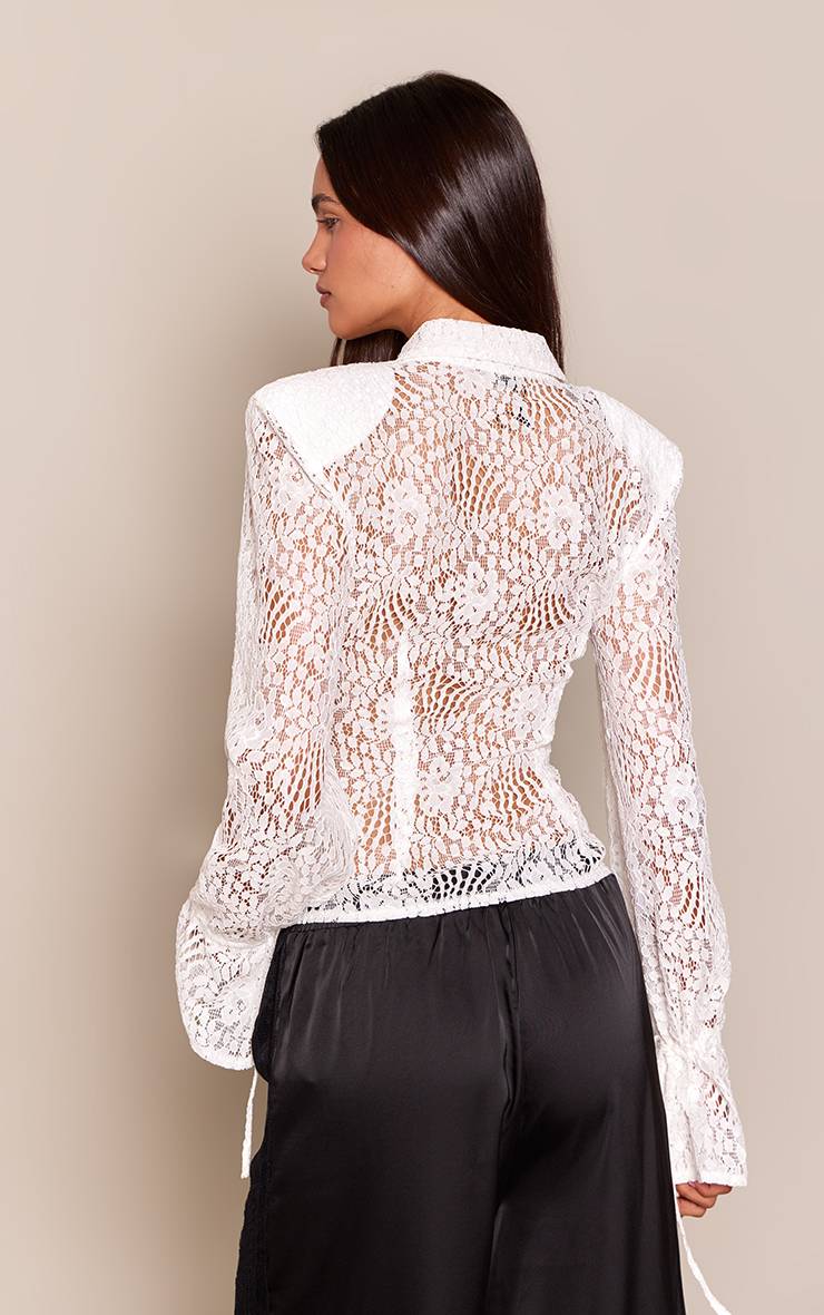 Blanc Chemise En Dentelle Transparente Avec Épaulettes Et Poignets À Nouer