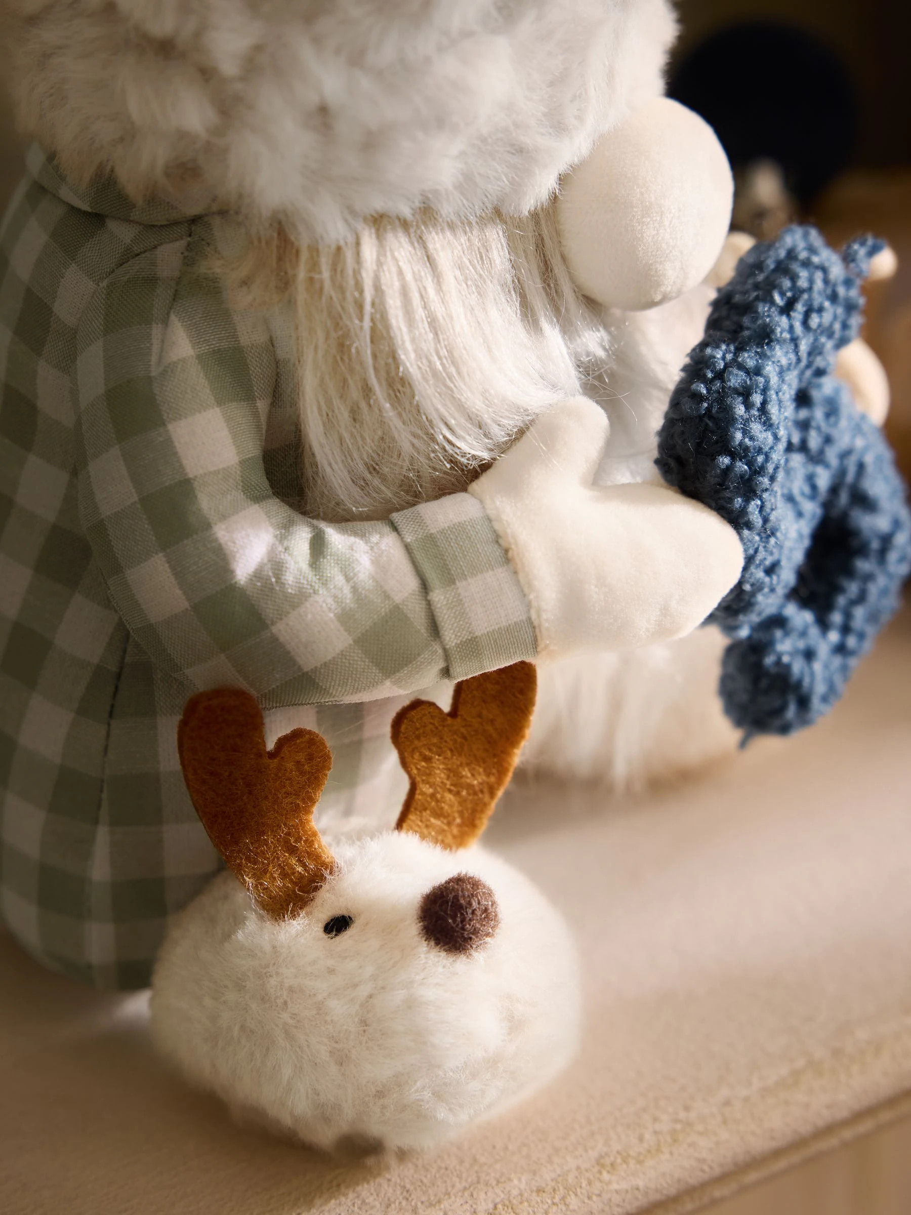 Pluche monogram kerstkabouter