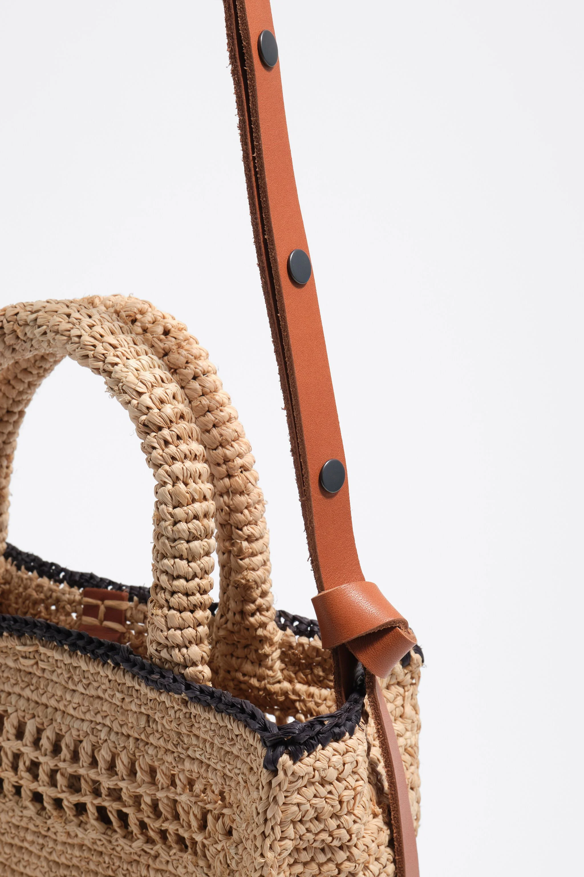 Bolsa transversal média em ráfia natural