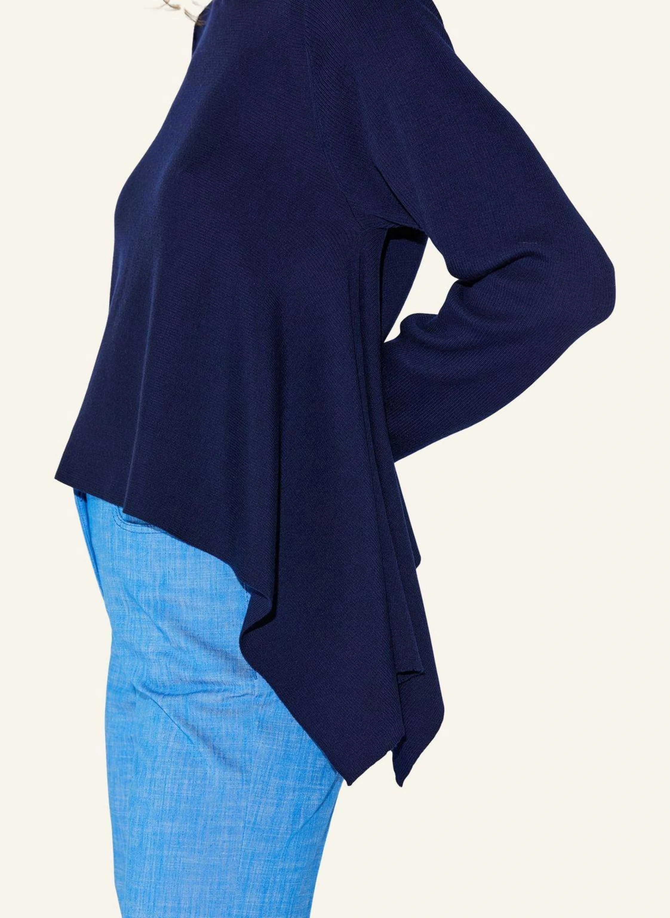CÂLLAS MILANO HELOISE Asymmetrischer Pullover aus Merinowolle mit Rundhalsausschnitt
