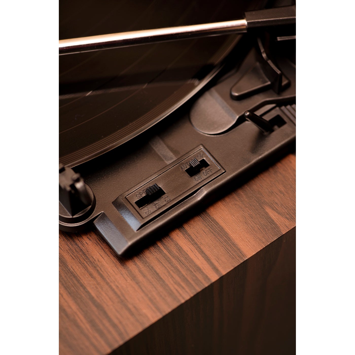 Crosley Jasper Walnut platenspeler/mediaspeler op pootjes