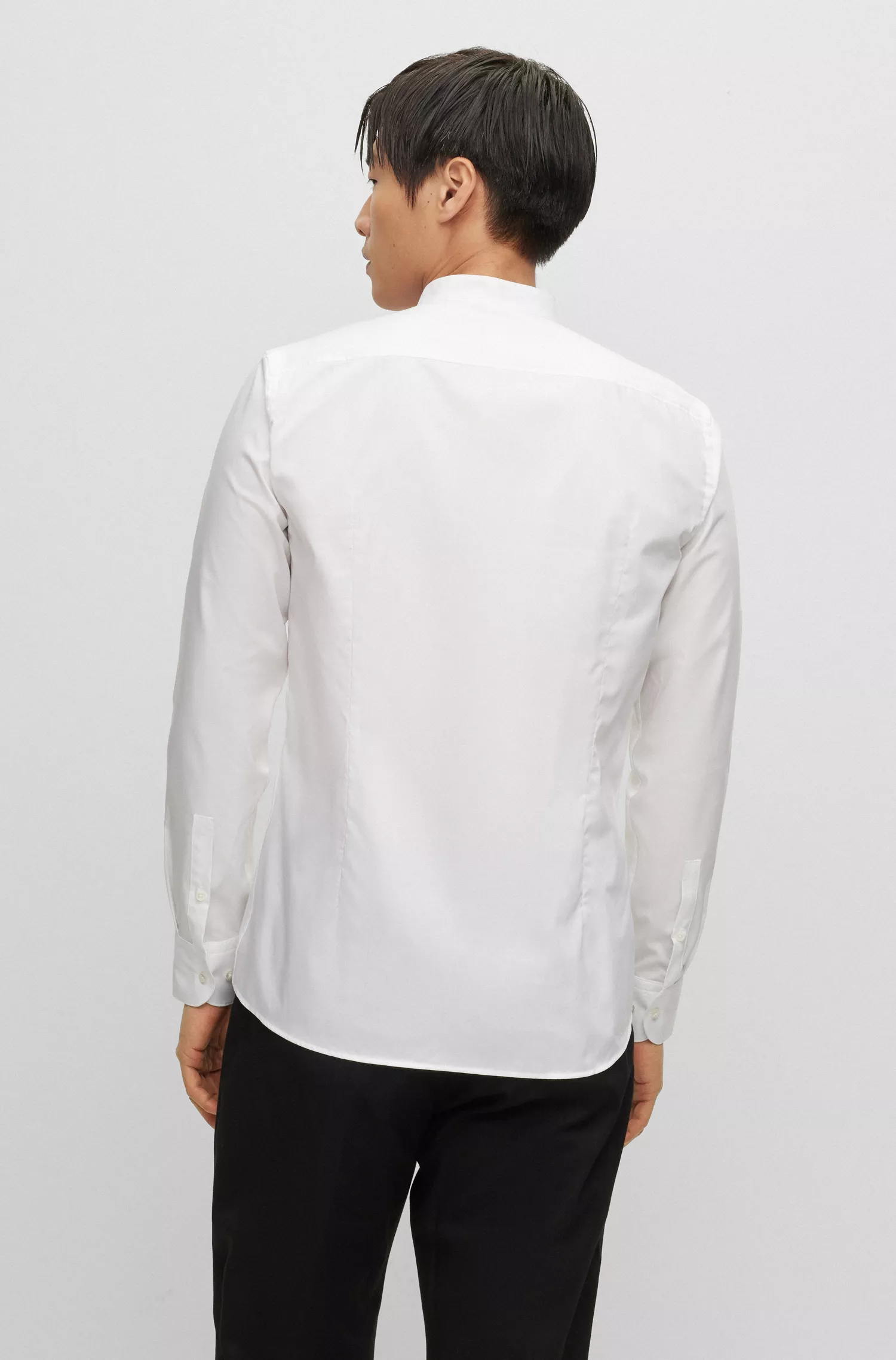 Camisa BOSS preta de corte slim em popeline de algodão fácil de passar.