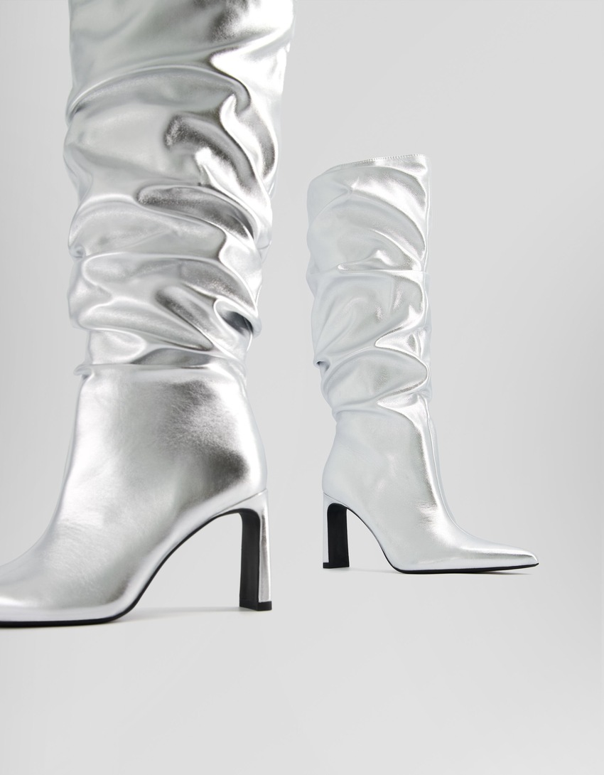 Botas de salto agulha metálicas e folgadas