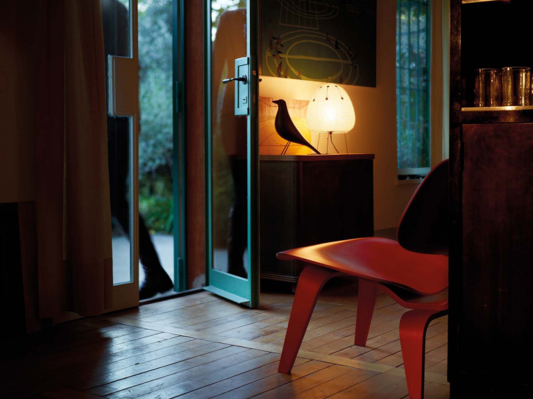 Vitra DCW stoel notenhout zwart gepigmenteerd