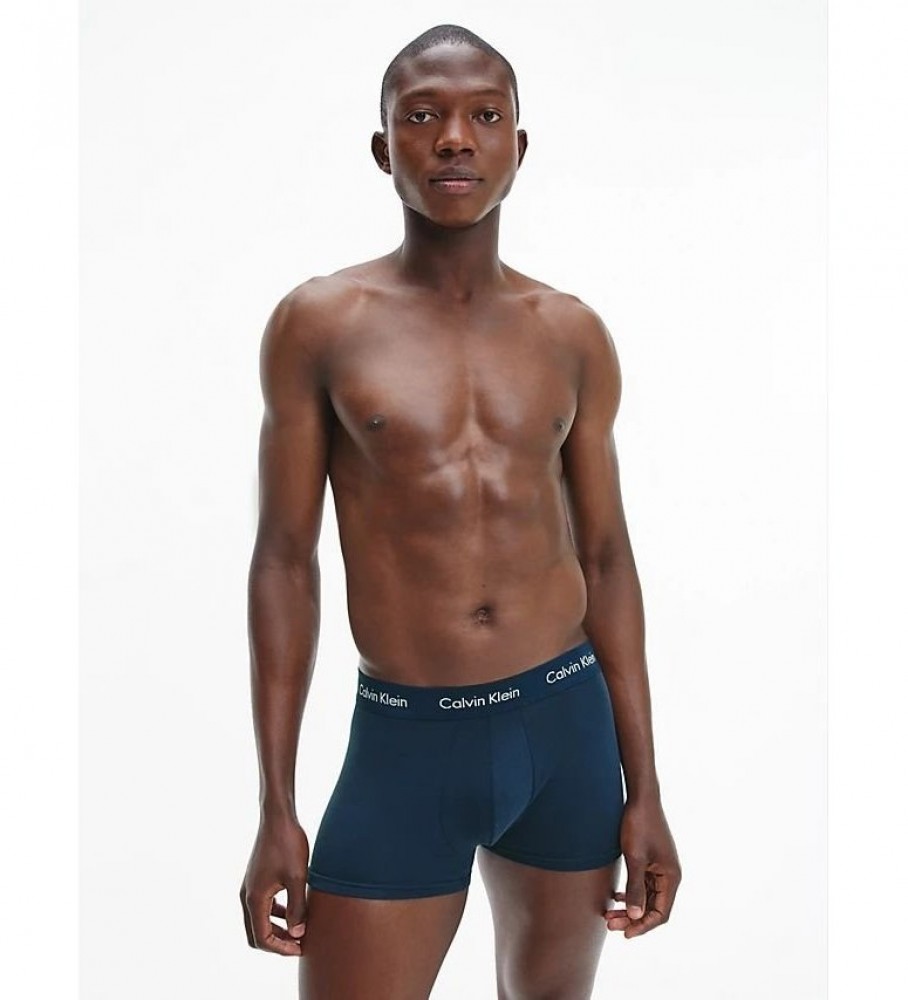 Conjunto de 3 cuecas boxer Calvin Klein de cintura baixa em algodão elástico, pretas e azuis.