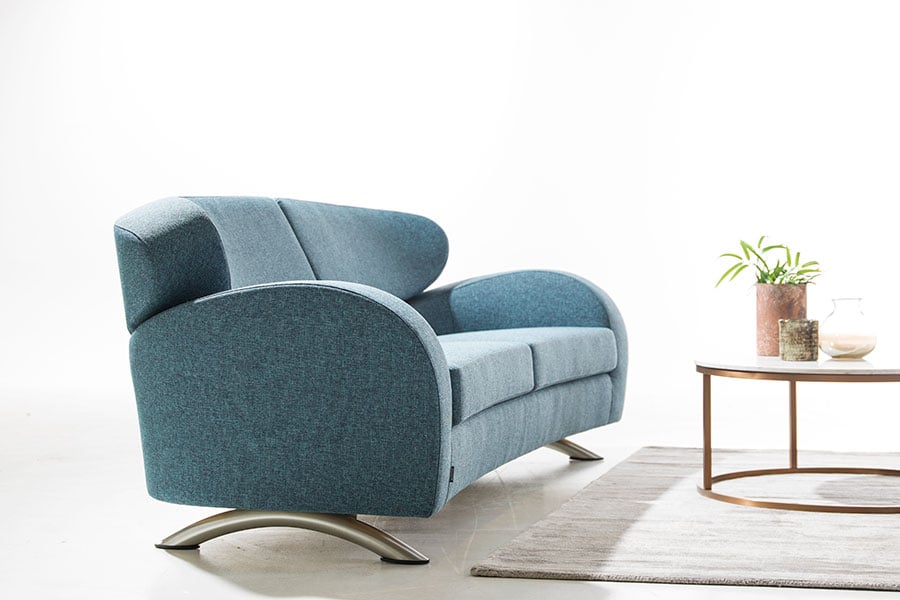 Stream sofa 3-seter i tekstil Cabana Lagoon med ben i matt krom.
