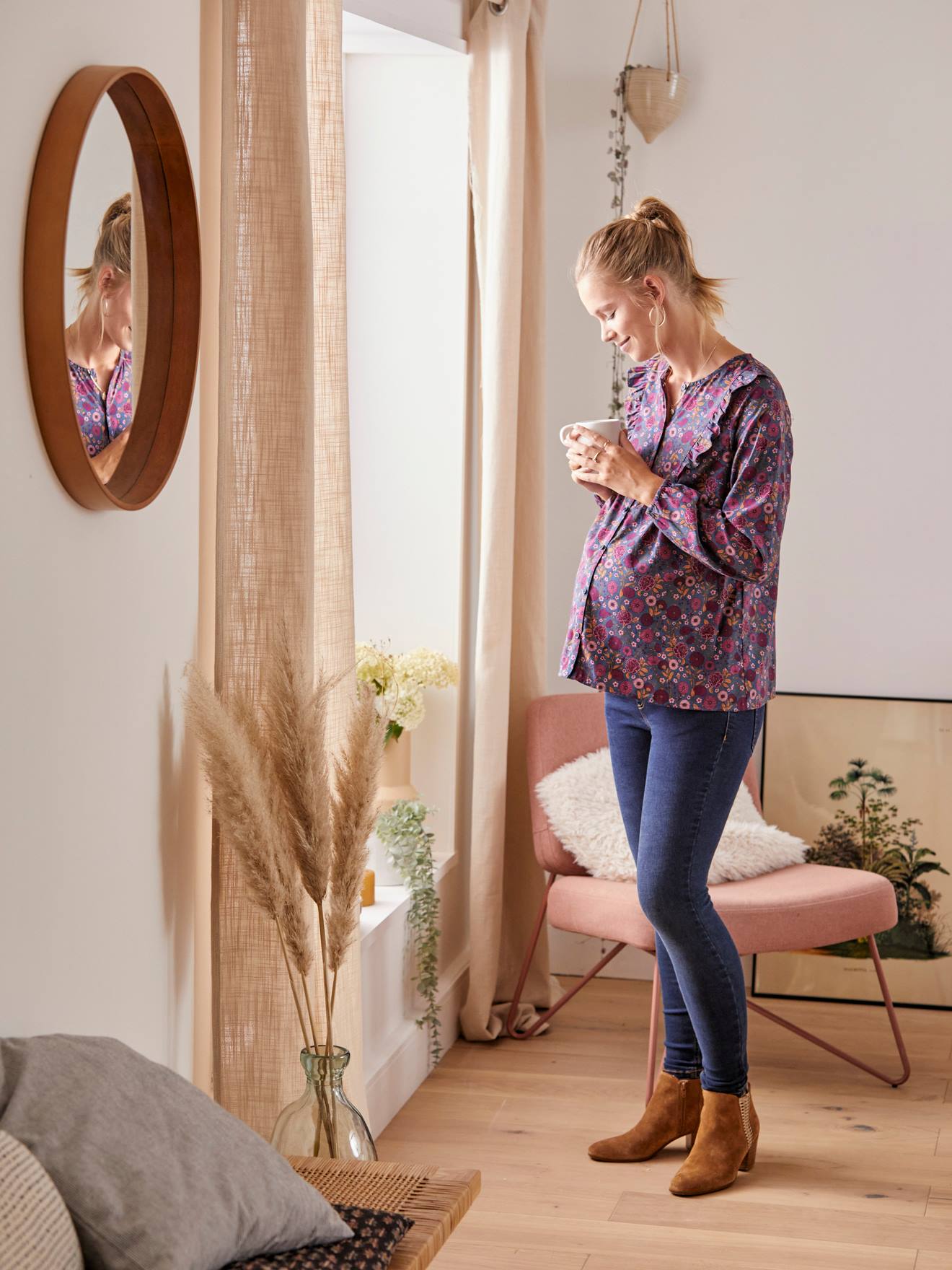 Blusa lisa azul-escura com estampa e botões, ideal para gestantes e lactantes.