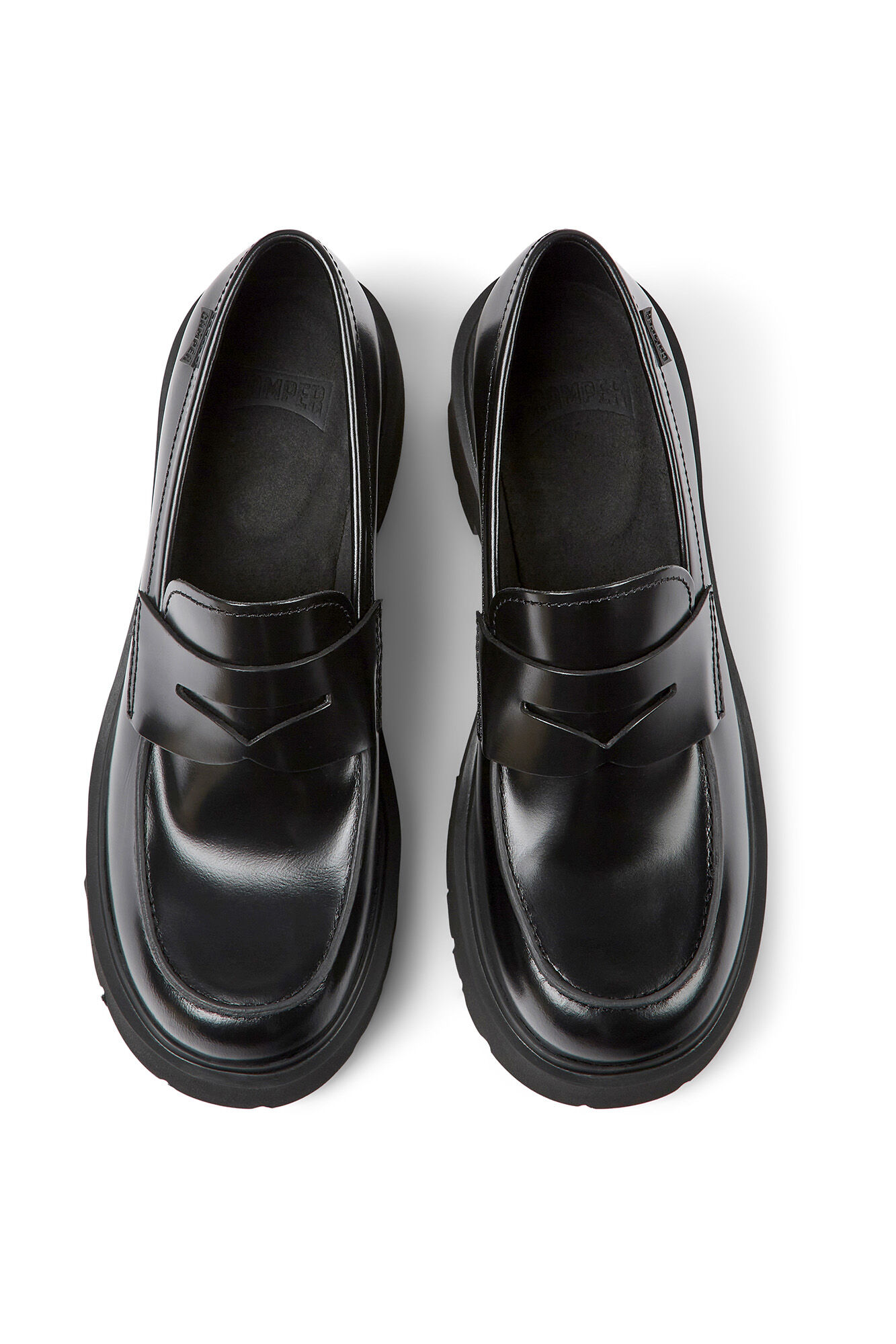 Mocassins femininos em couro com solado em EVA.