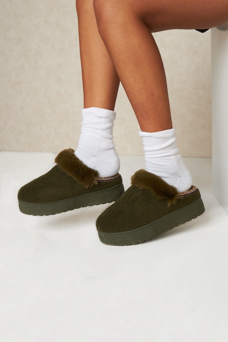 Bottines chaussons verts en peau de moutons ouverts