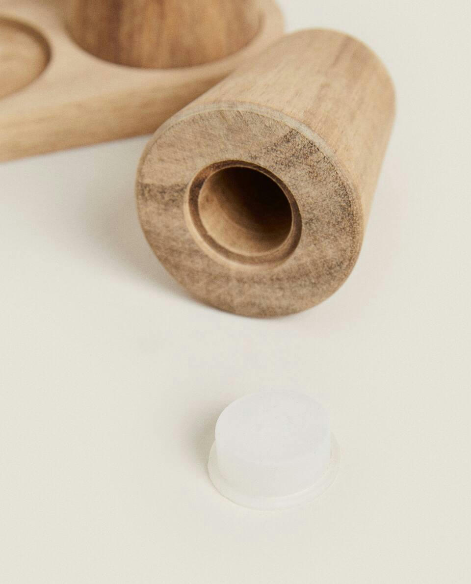 Conjunto de saleiro e pimenteiro de madeira