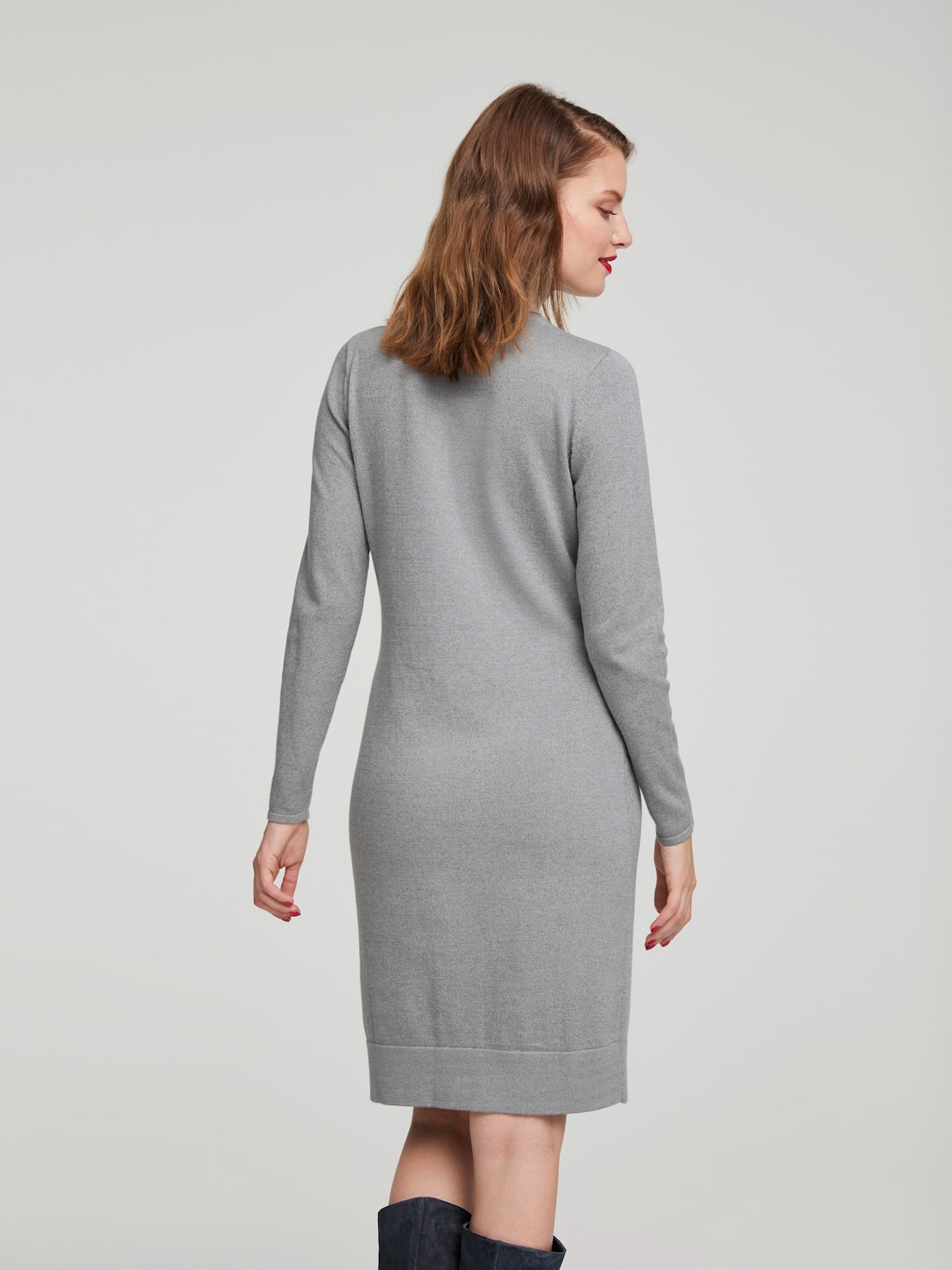 Robe en tricot à manches longues et col roulé