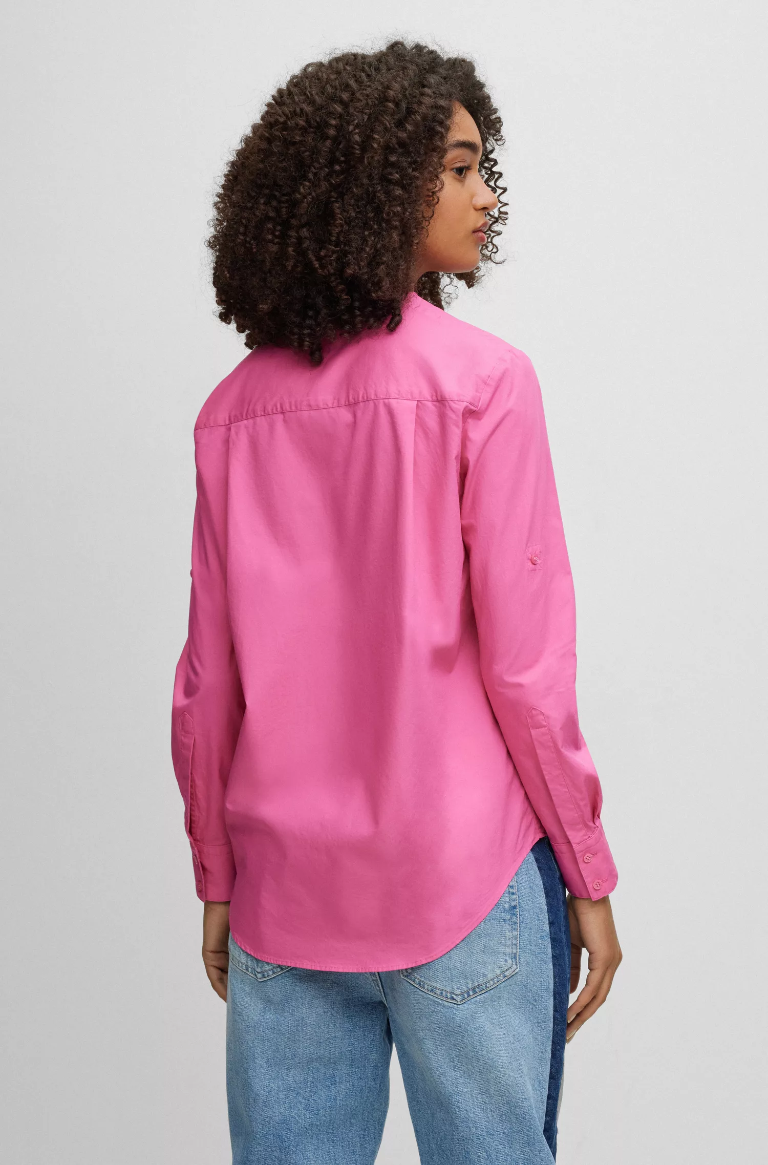 Blusa BOSS preta sem gola, modelagem solta, em algodão orgânico.