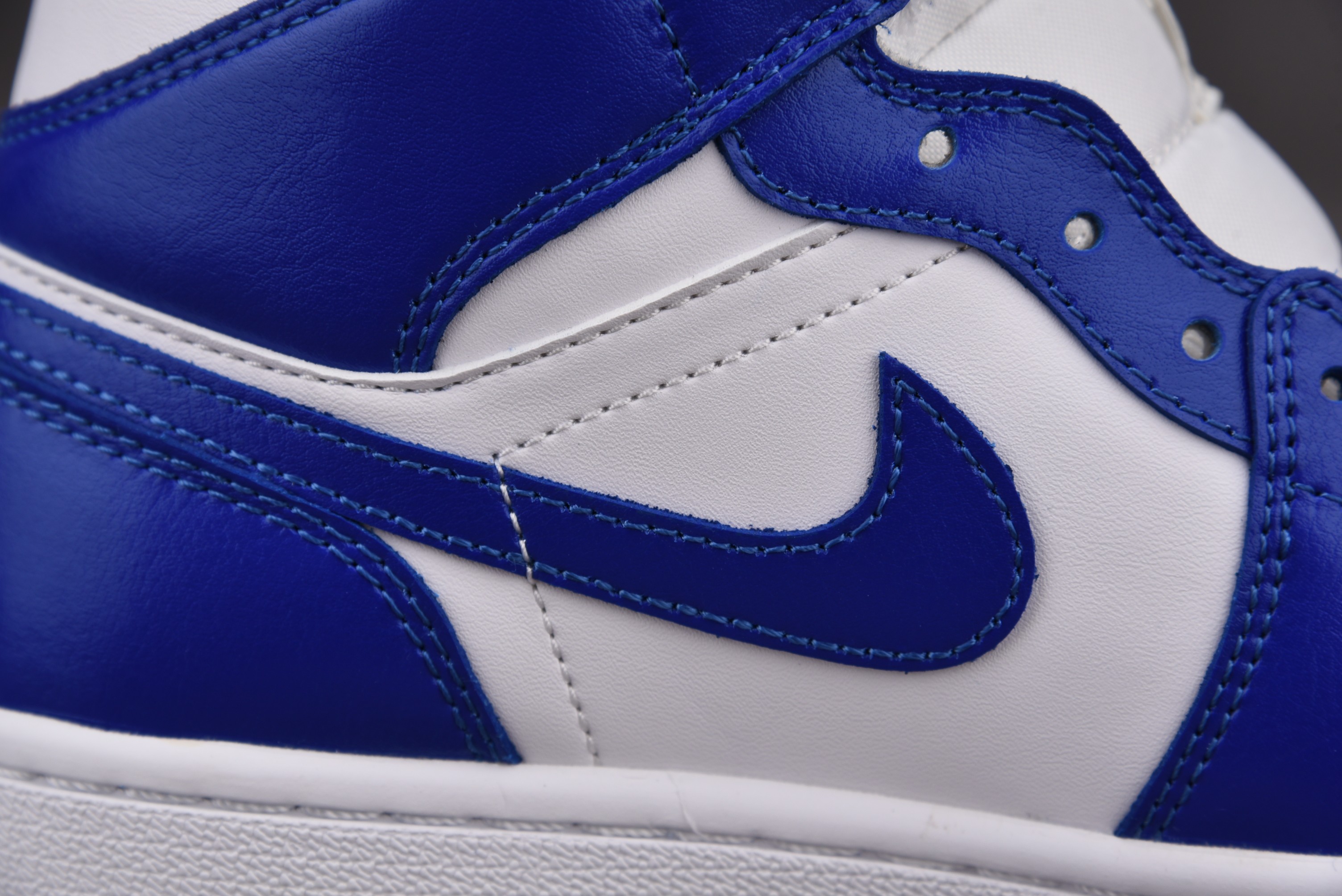 Jordan 1 Mid Kentucky Blue (Women Size!!)