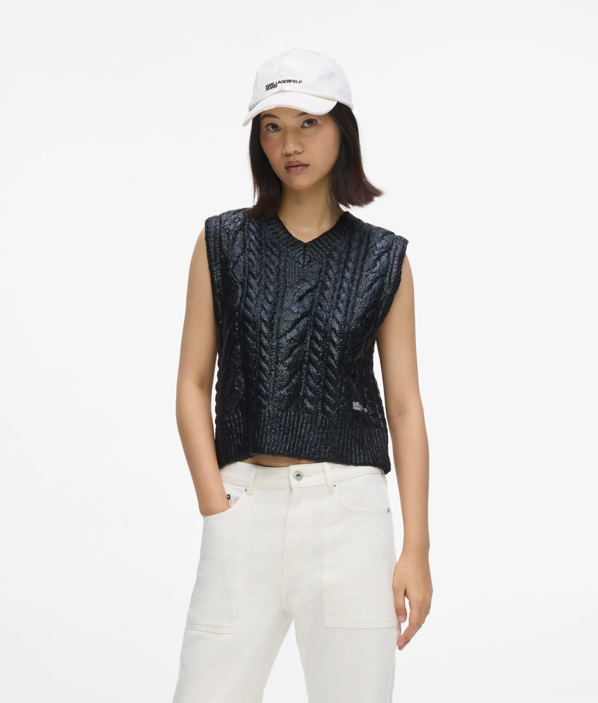 Kort gebreid vest met kabelpatroon