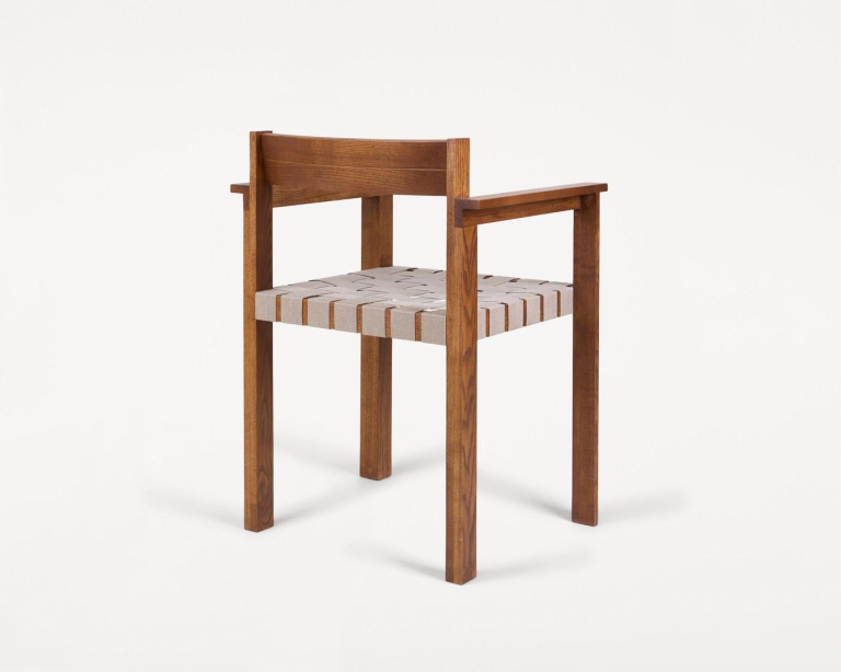 Frama Symmetry eetkamerstoel met armleuning Honey Ash Wood / Oat Fabric