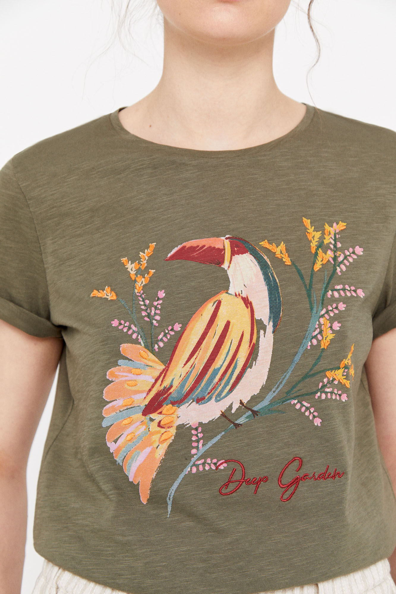Camiseta com estampa de selva - Cáqui