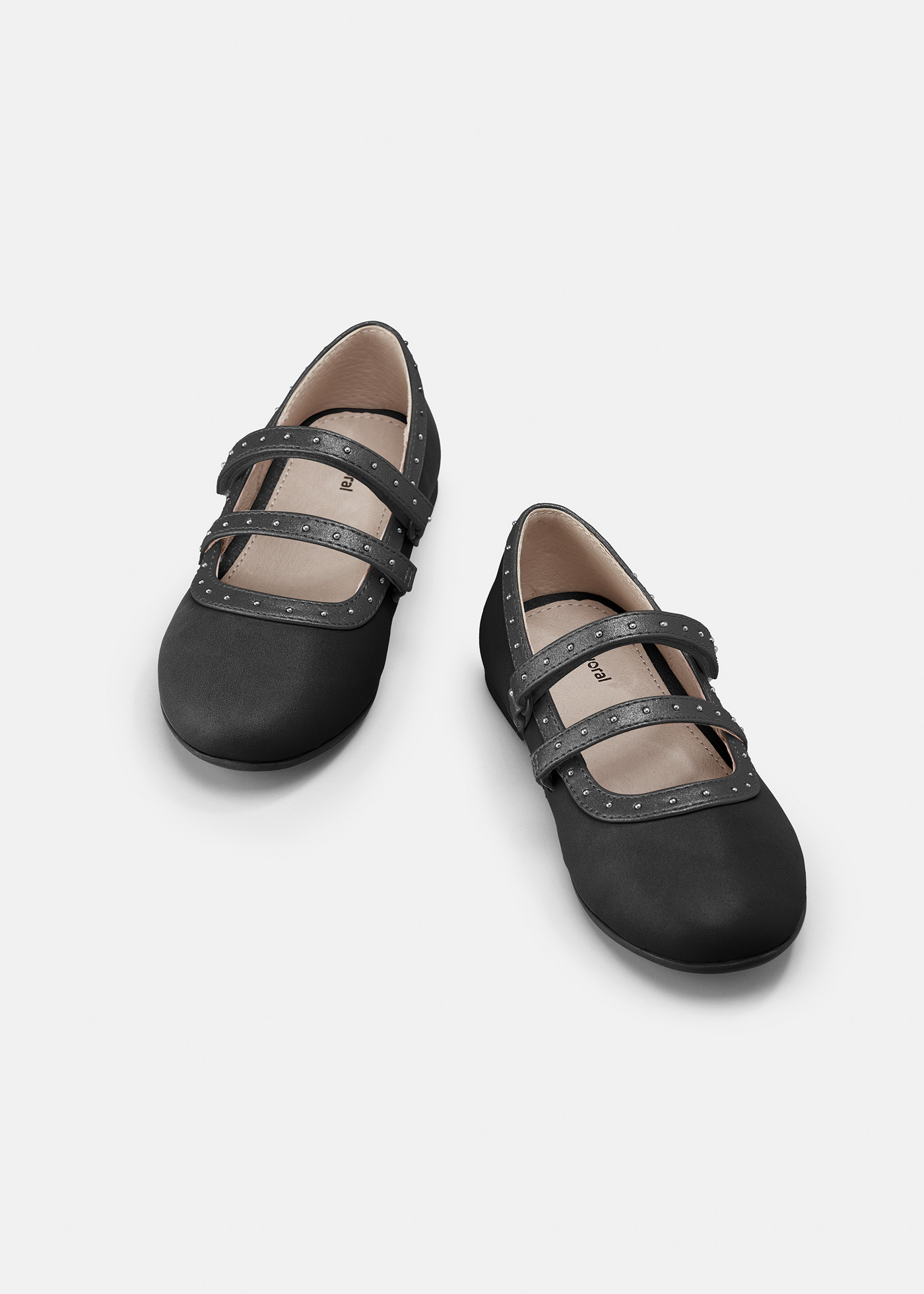 Sapato estilo Mary Jane com palmilha cravejada, em couro sustentável, para meninas.