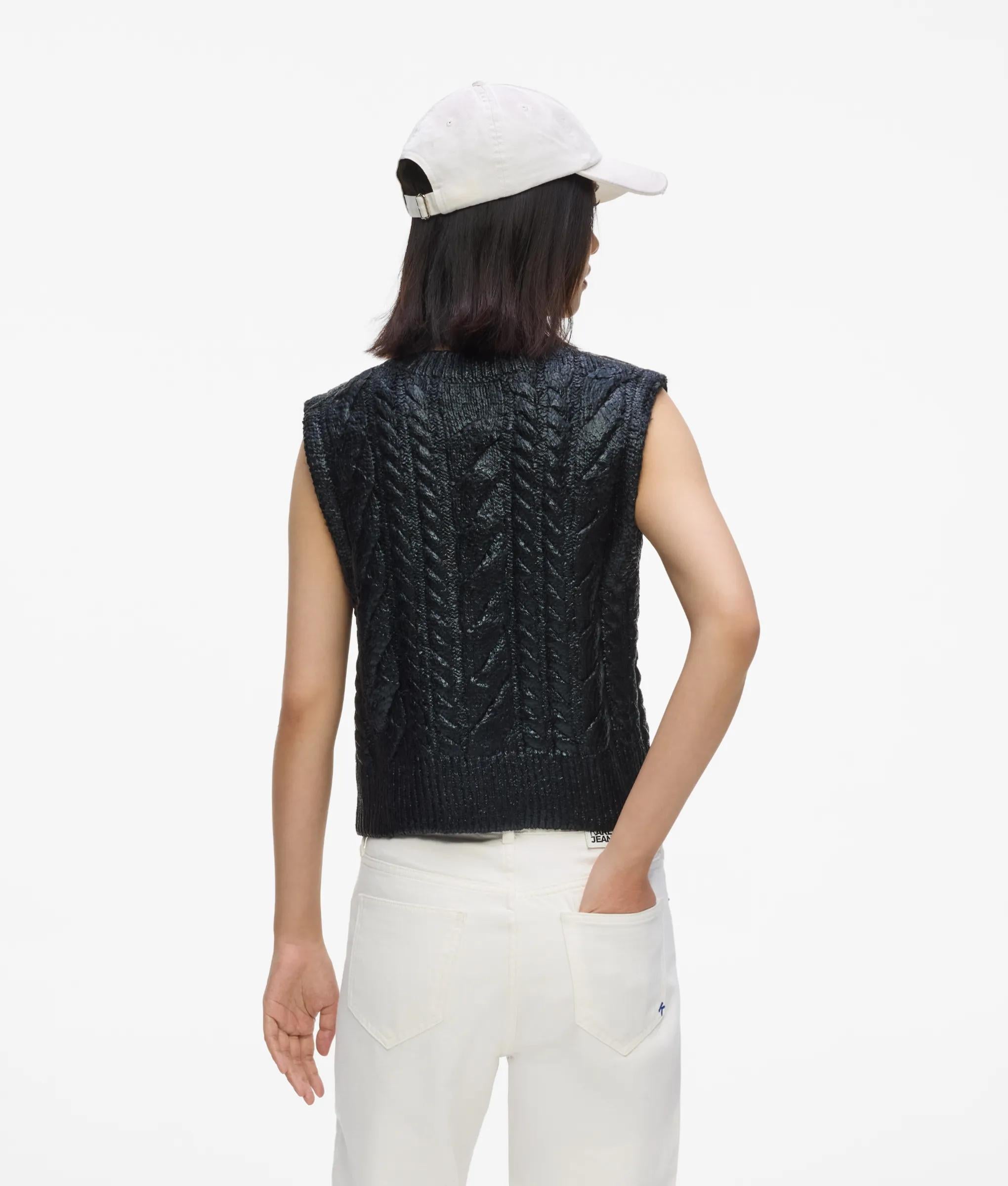 Kort gebreid vest met kabelpatroon