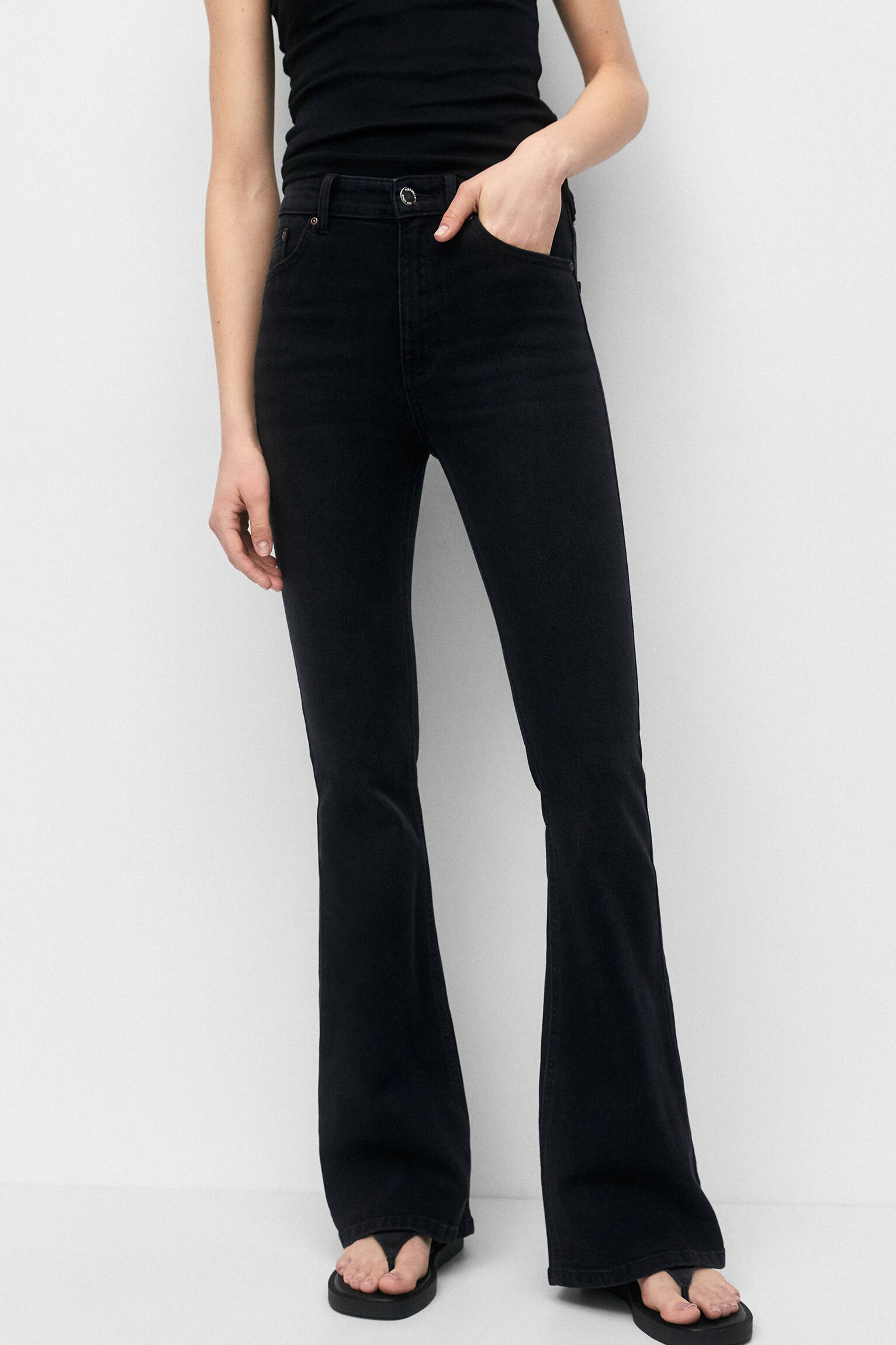 CALÇA JEANS FLARE DE CINTURA ALTA - PRETA