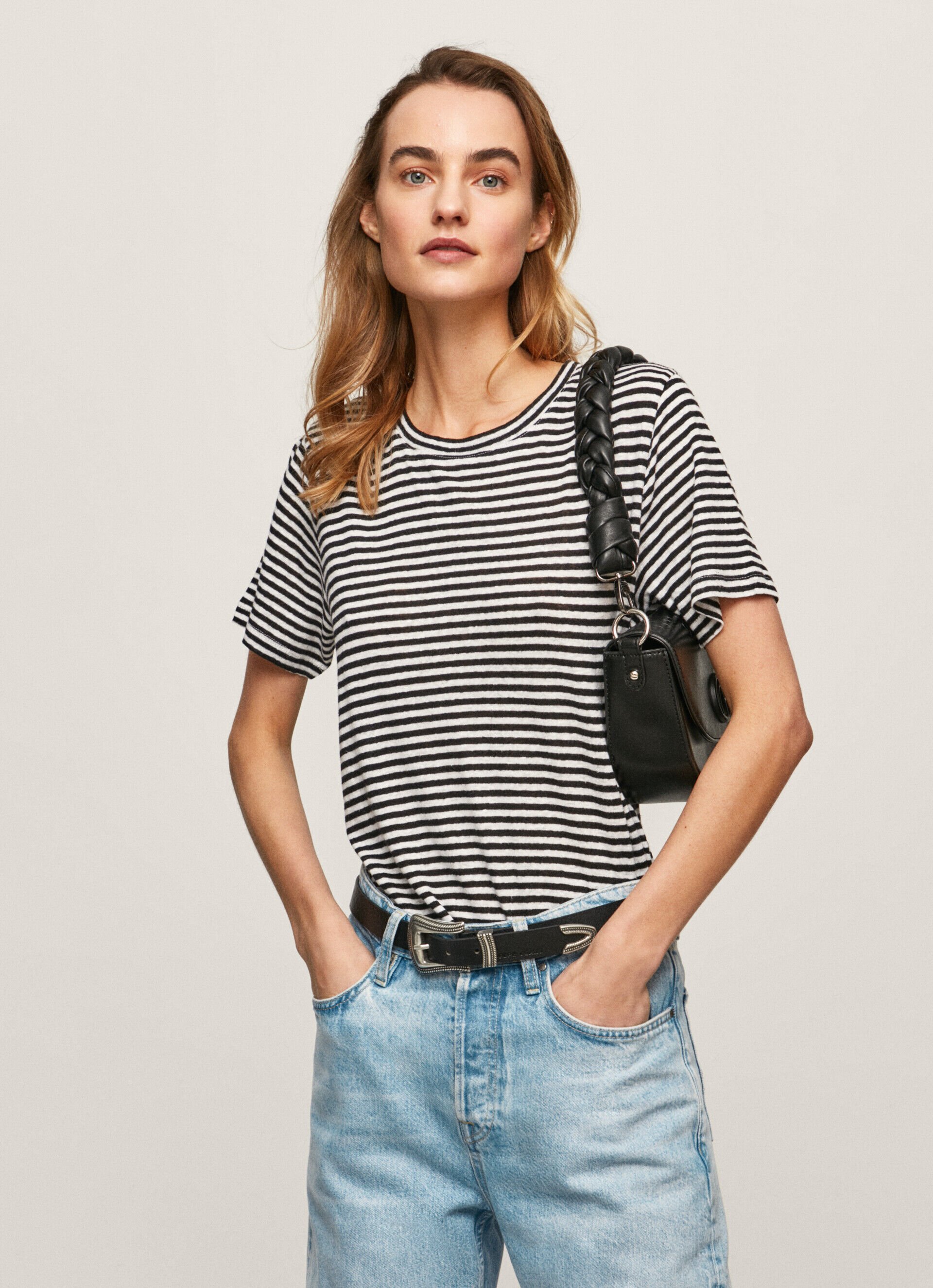 CAMISETA COM ESTAMPA DE LINHO LISTRADO - preta