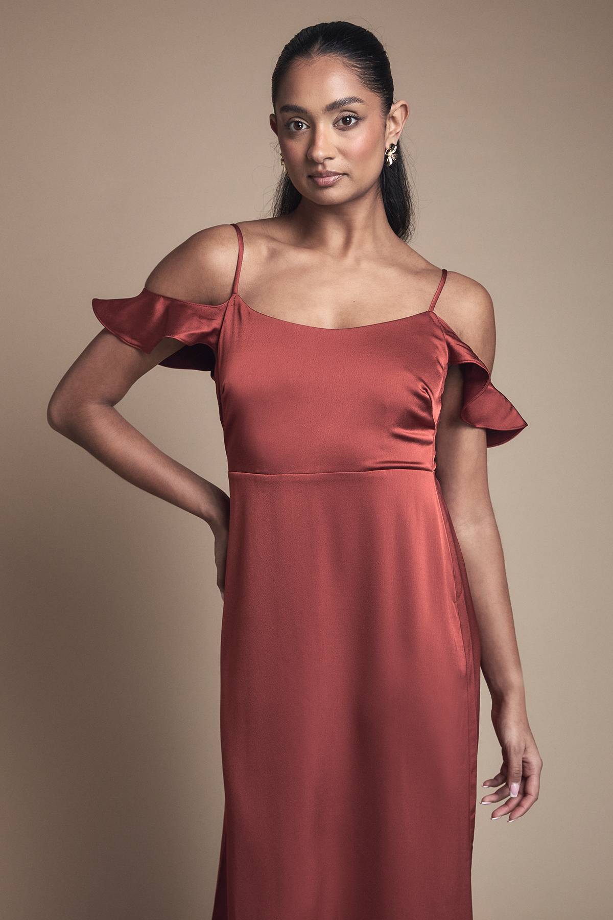 Oasis Robe Mi-Longue Satinée Demoiselle d'Honneur Épaules Dénudées